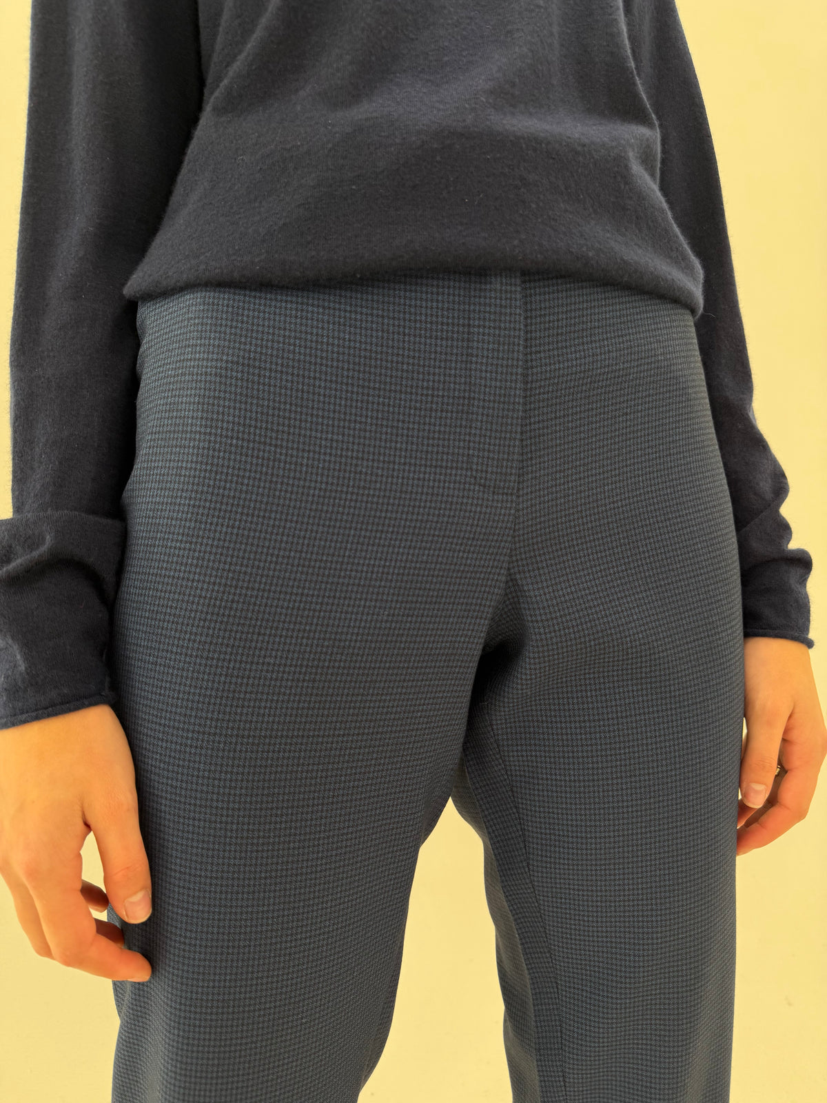 Pantaloni petite țigaretă în carouri fine cu talie înaltă din lana extrafina confort