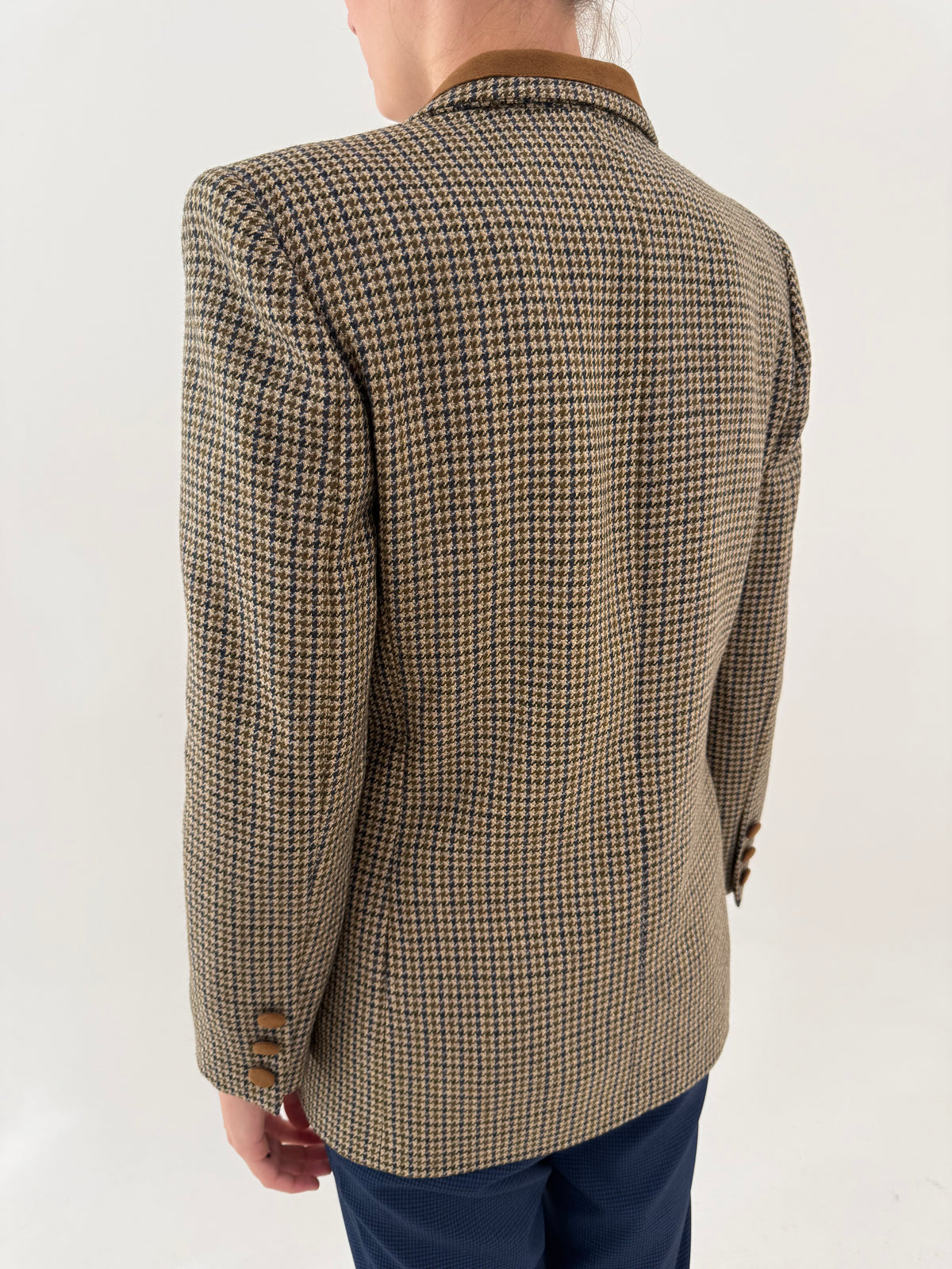Sacou camel tall din tweed de lana extrafina în carouri și croi ușor cambrat