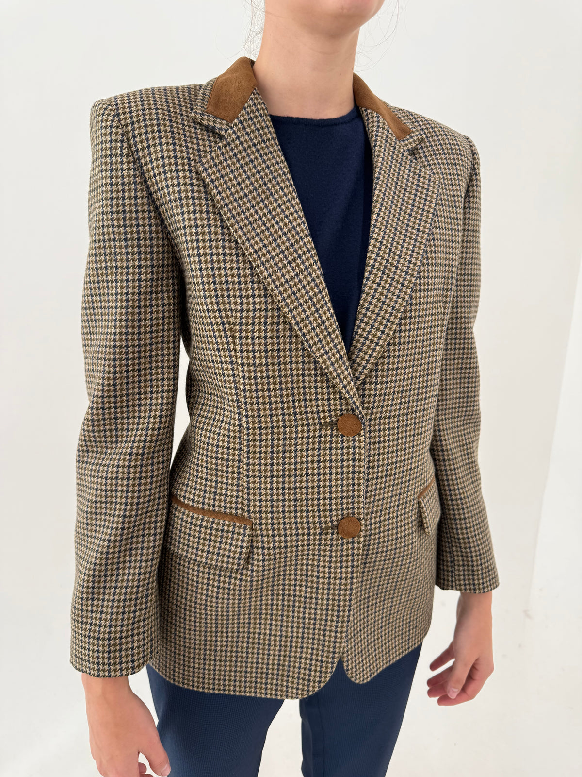 Sacou camel tall din tweed de lana extrafina în carouri și croi ușor cambrat