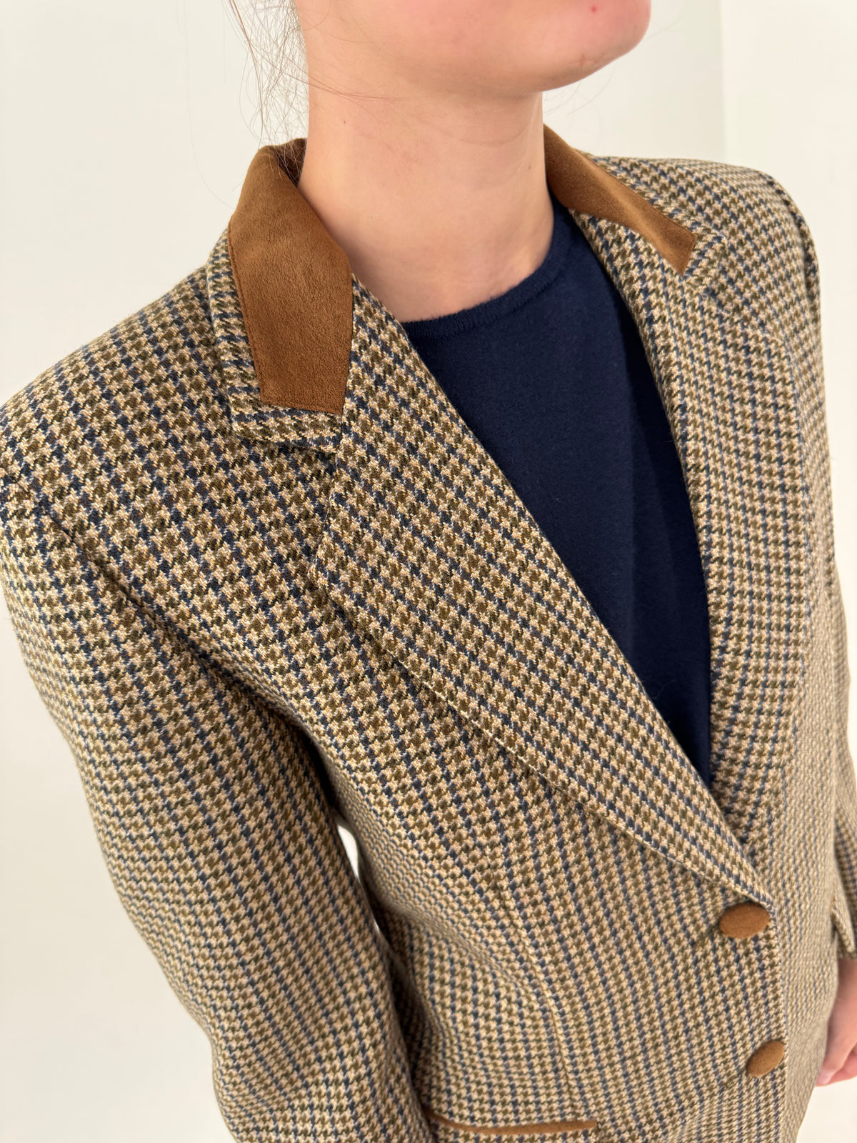 Sacou camel tall din tweed de lana extrafina în carouri și croi ușor cambrat