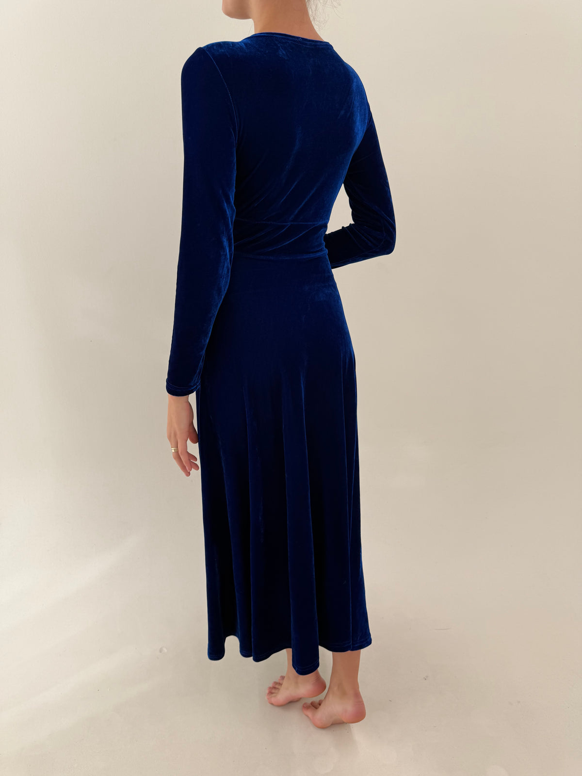 Rochie maxi în croi super flatant din catifea superbă albastru cerneală ultra confort