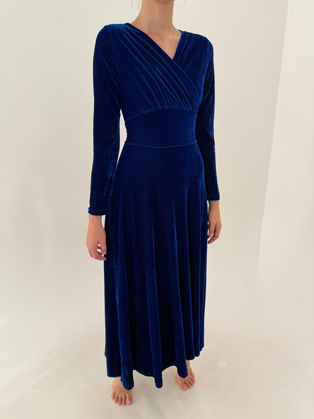 Rochie maxi în croi super flatant din catifea superbă albastru cerneală ultra confort
