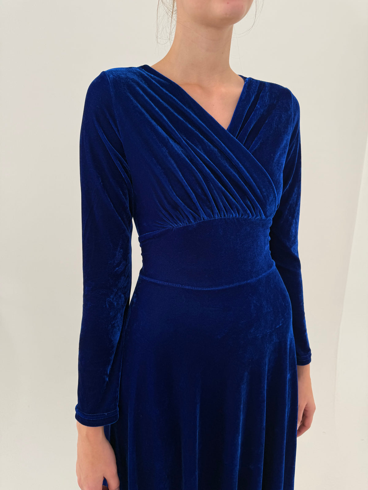 Rochie maxi în croi super flatant din catifea superbă albastru cerneală ultra confort