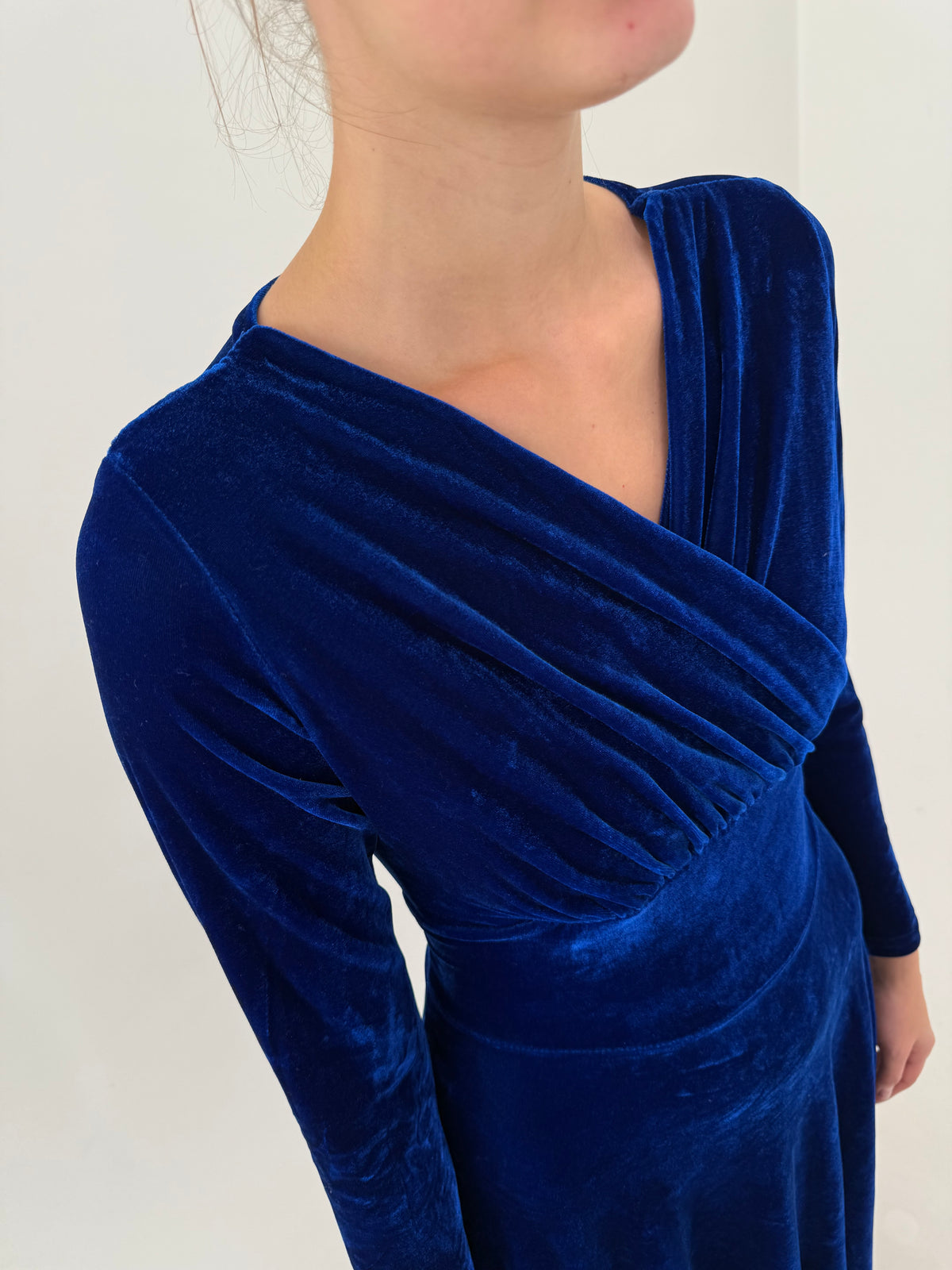 Rochie maxi în croi super flatant din catifea superbă albastru cerneală ultra confort