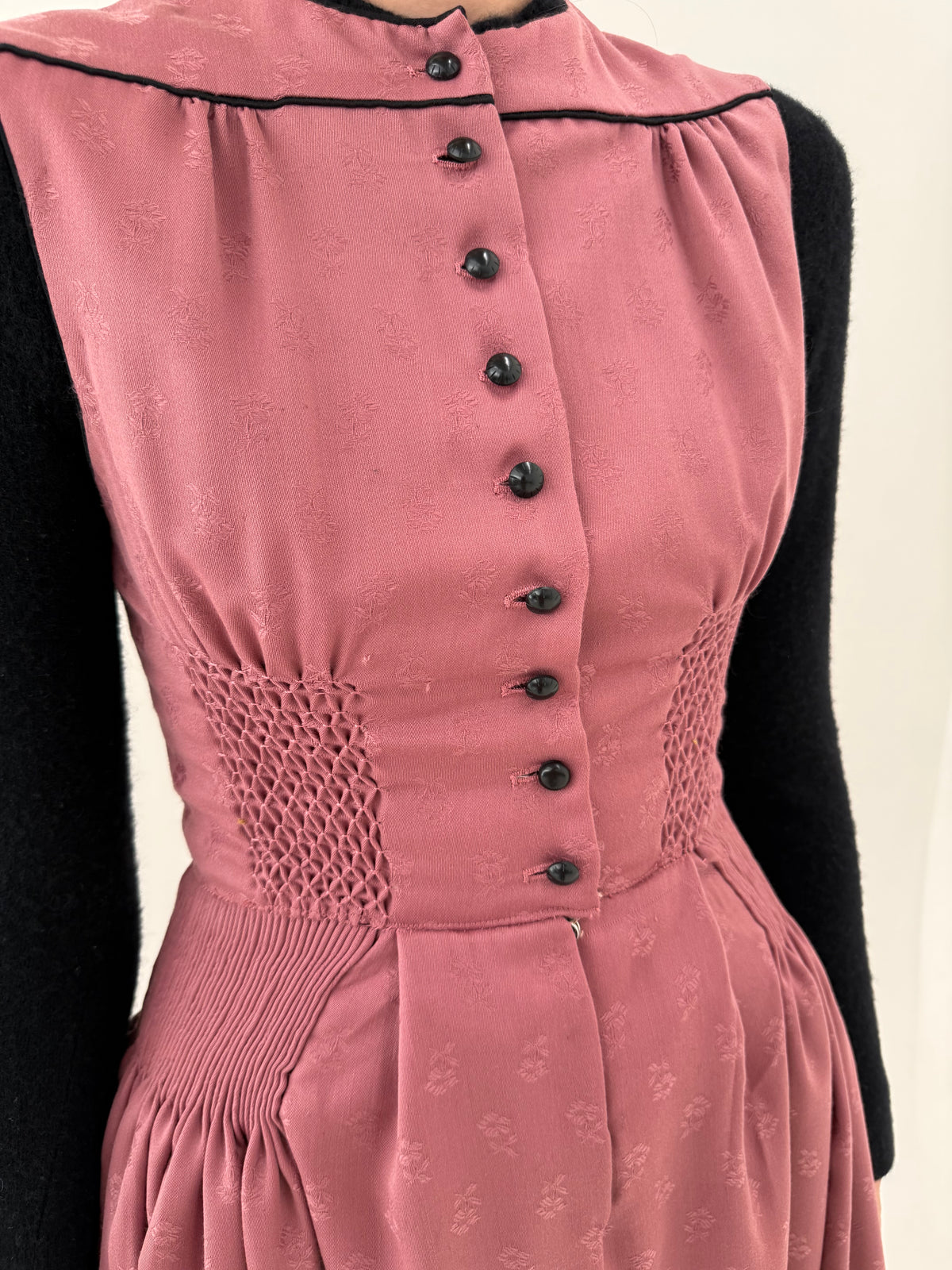 Rochie vintage dusty pink lucrată manual din stofă jacquard de lana excepțională