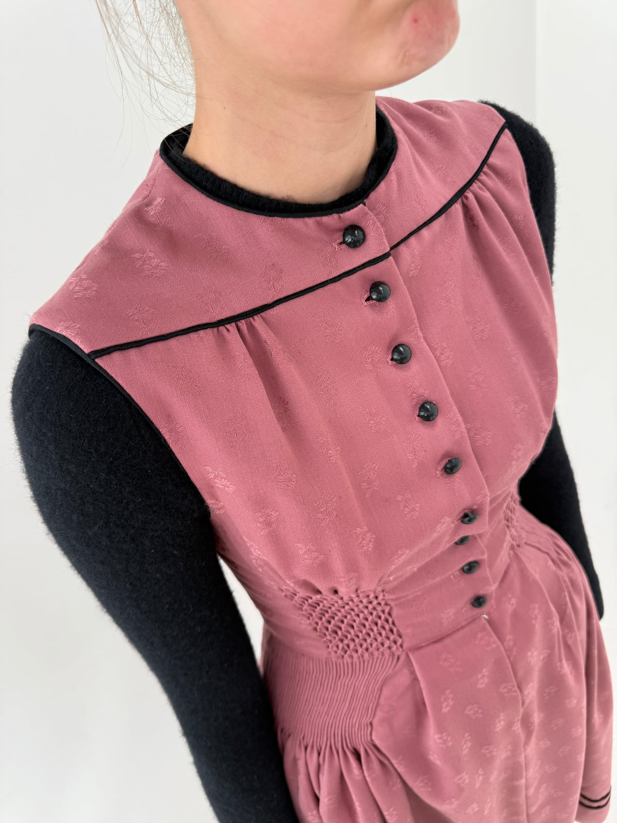 Rochie vintage dusty pink lucrată manual din stofă jacquard de lana excepțională