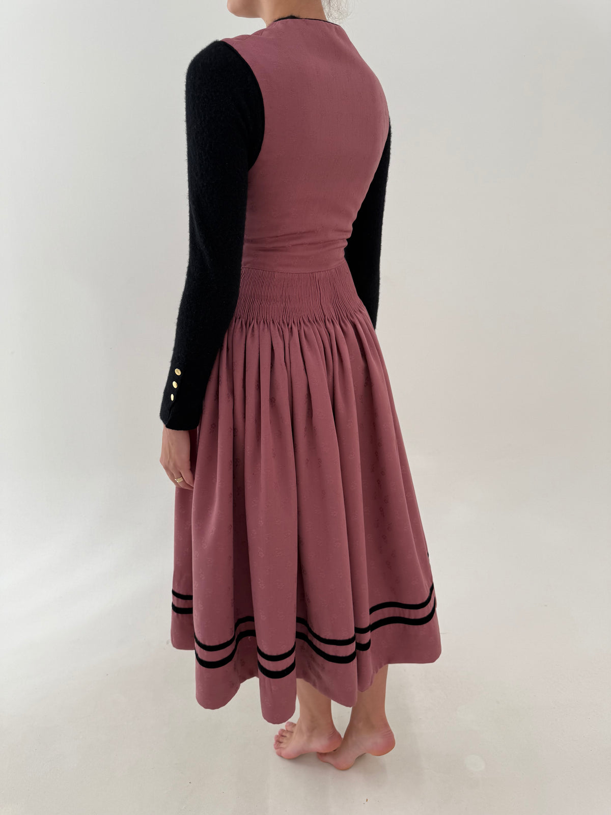 Rochie vintage dusty pink lucrată manual din stofă jacquard de lana excepțională