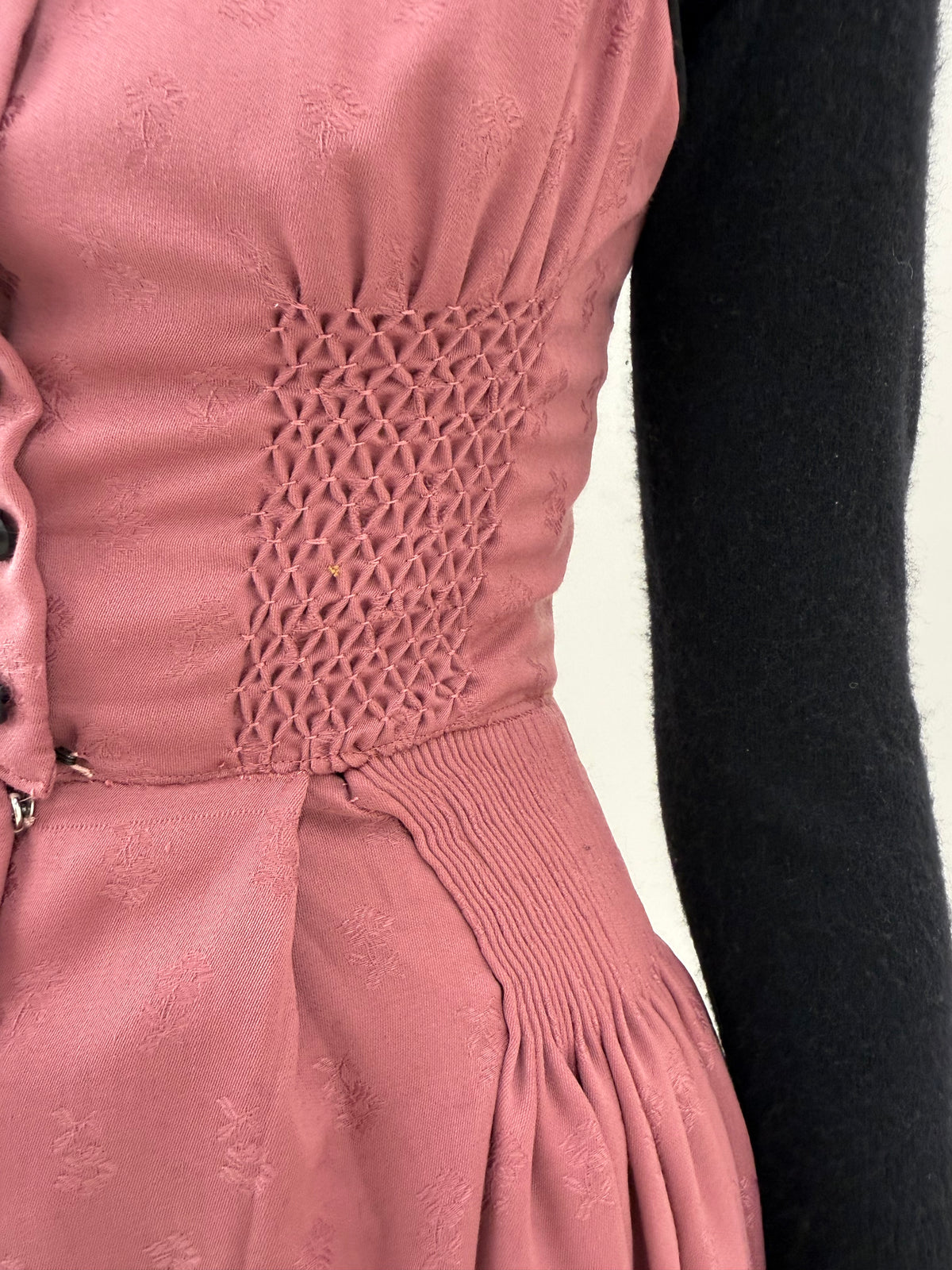 Rochie vintage dusty pink lucrată manual din stofă jacquard de lana excepțională