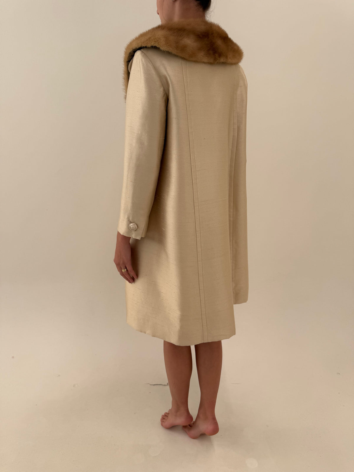 Palton old vintage Opera Coat anii 50 din mătase naturală cu guler somptuos din nurcă și interior matlasat