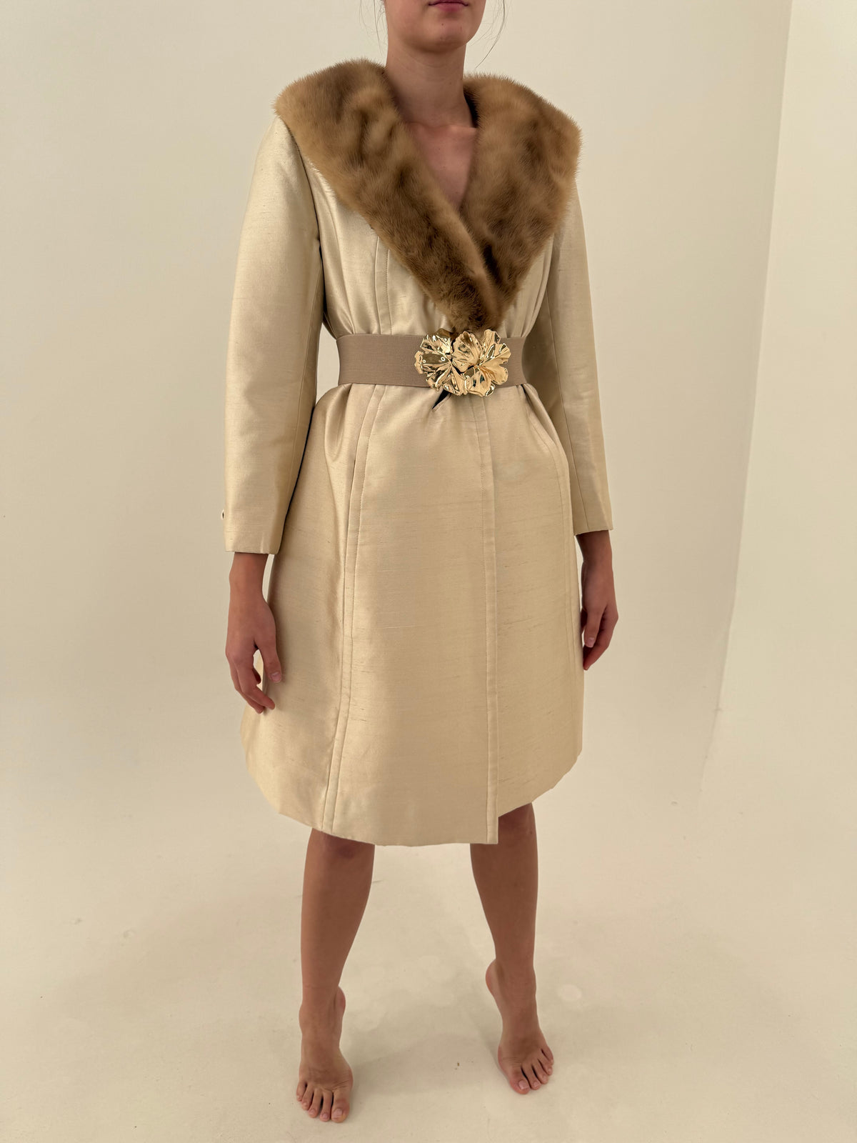Palton old vintage Opera Coat anii 50 din mătase naturală cu guler somptuos din nurcă și interior matlasat