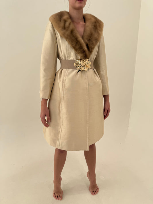 Palton old vintage Opera Coat anii 50 din mătase naturală cu guler somptuos din nurcă și interior matlasat