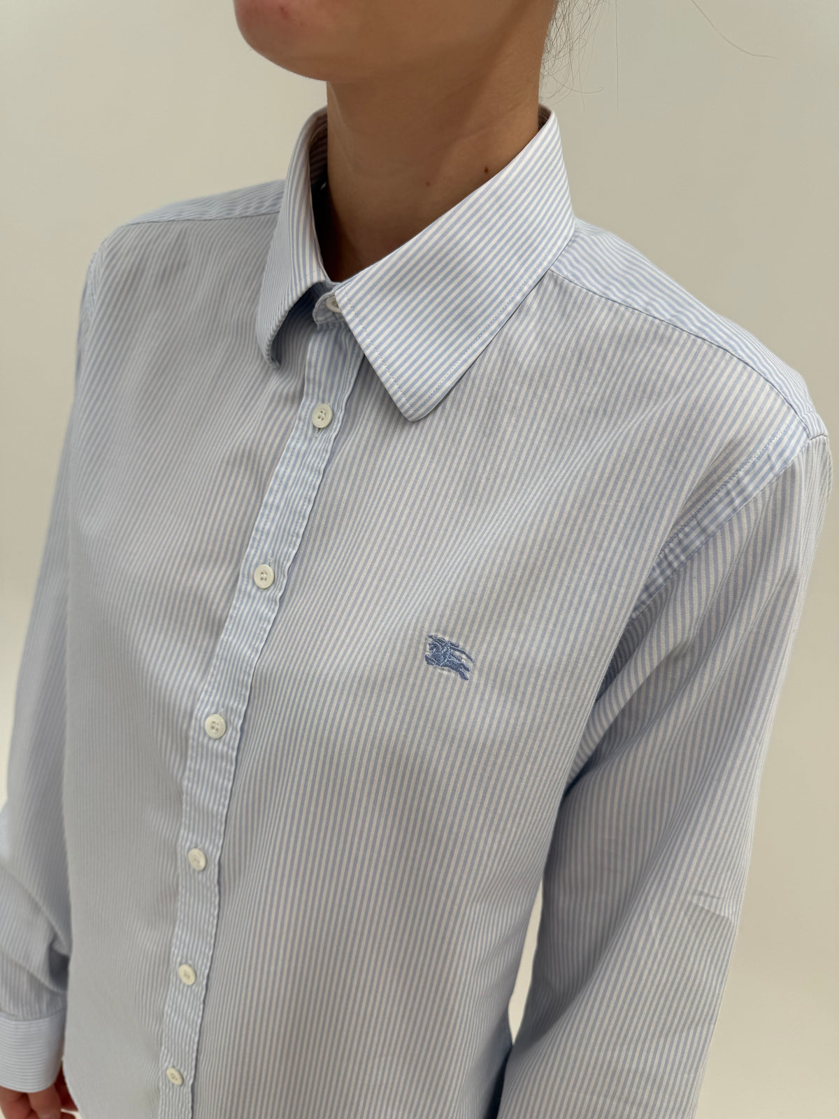Cămașa Burberry din bumbac pinpoint Oxford cu dungi fine verticale baby blue