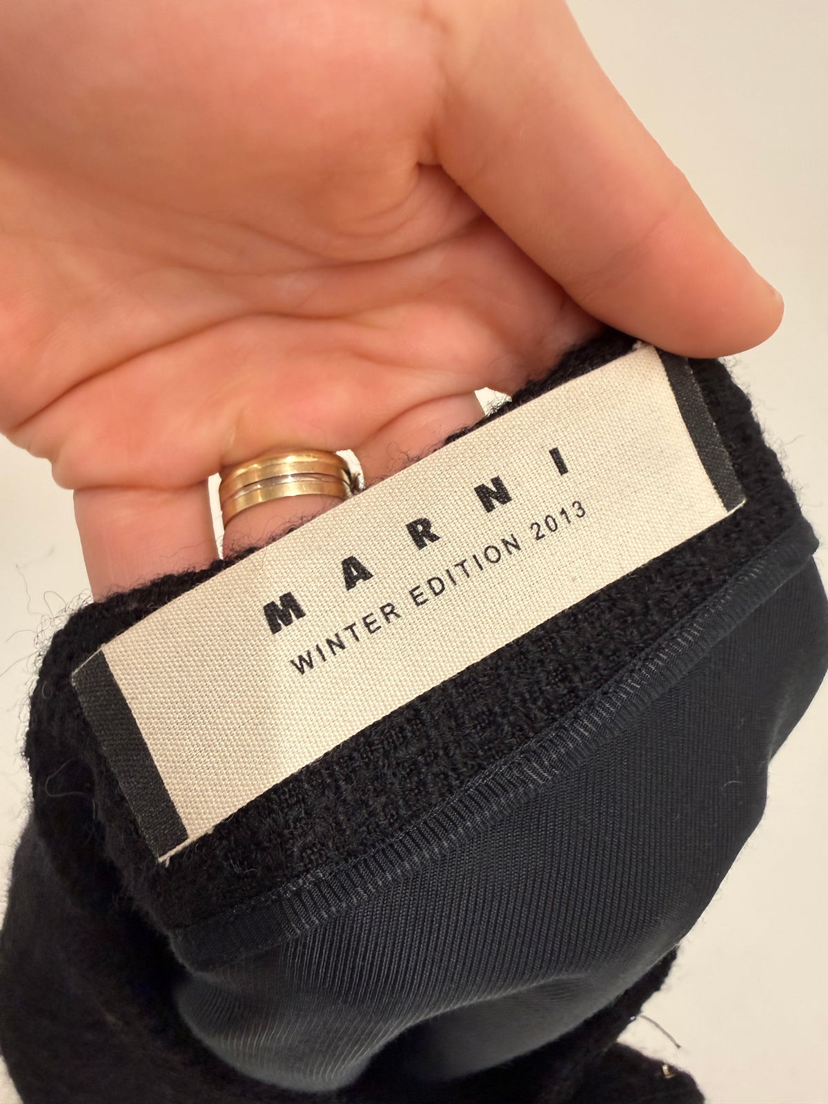 Sacou Marni negru din lana bouclé fin în croi minimalist specific brandului