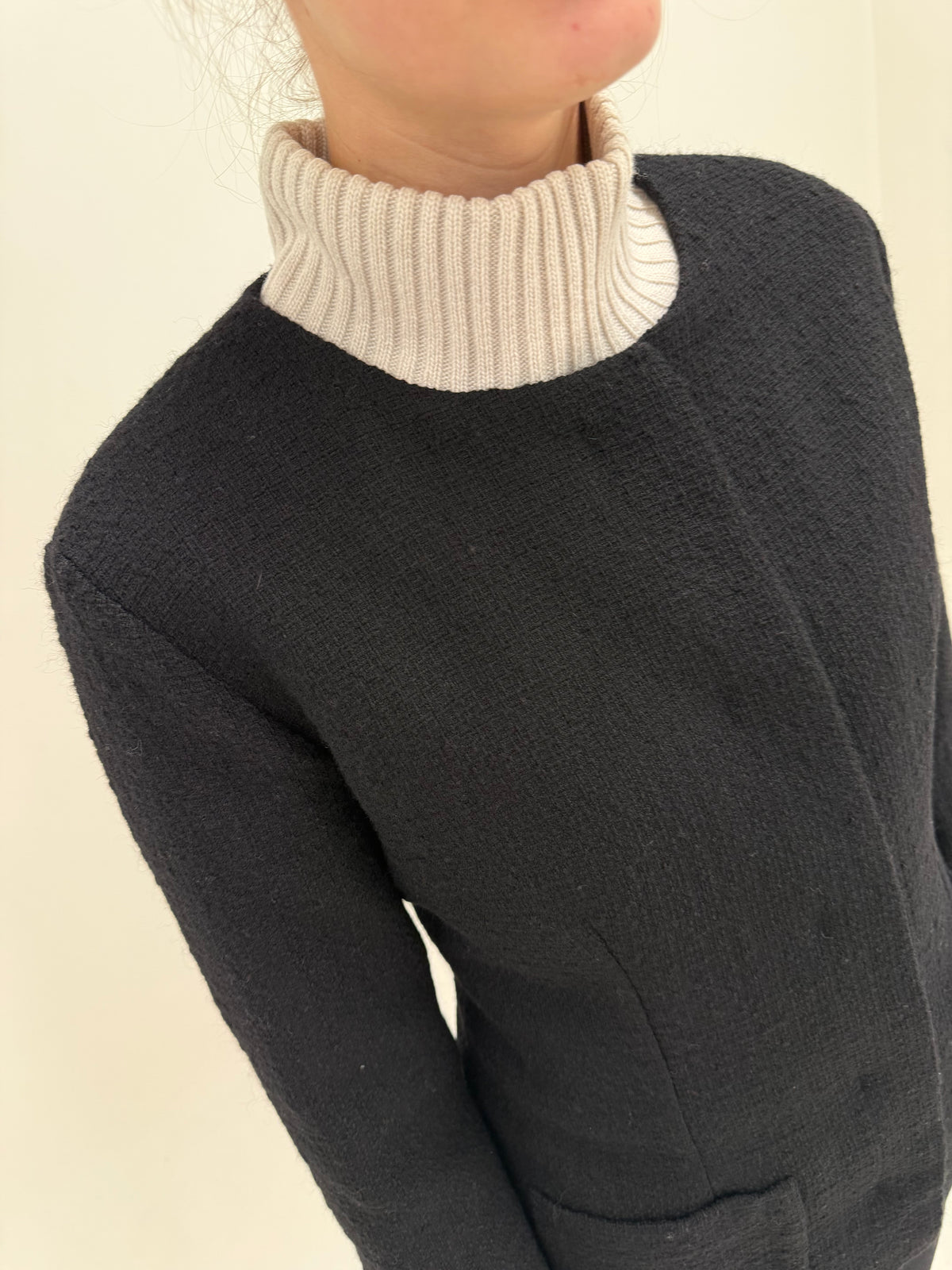 Sacou Marni negru din lana bouclé fin în croi minimalist specific brandului