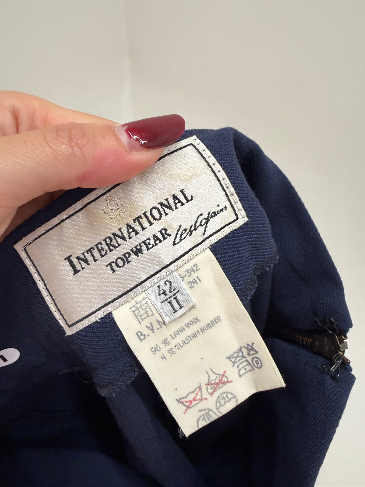 Pantaloni țigaretă luxury Les Copains cu talie extrem de înaltă și solduri generoase din lana extrafina confort