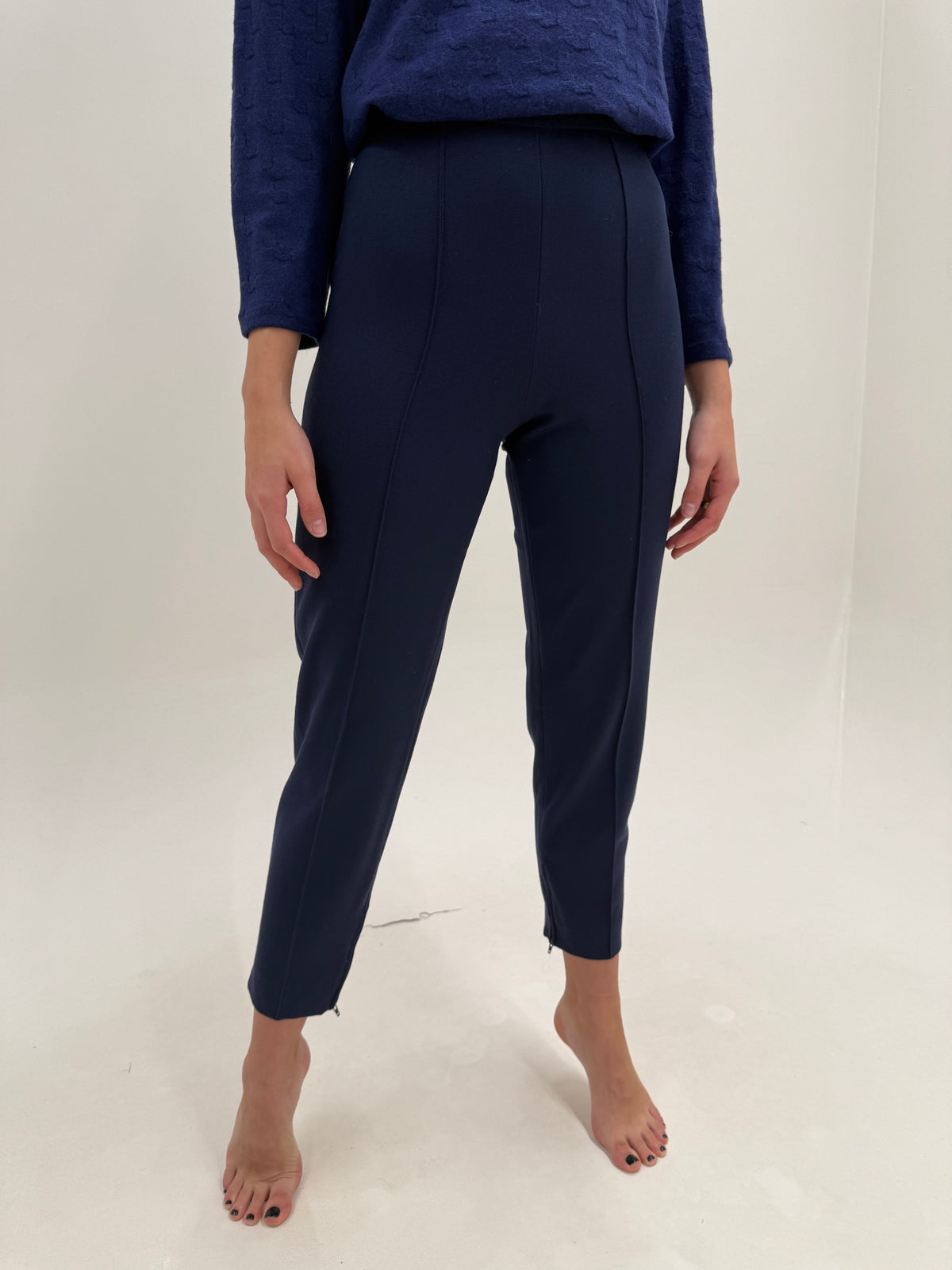 Pantaloni țigaretă luxury Les Copains cu talie extrem de înaltă și solduri generoase din lana extrafina confort