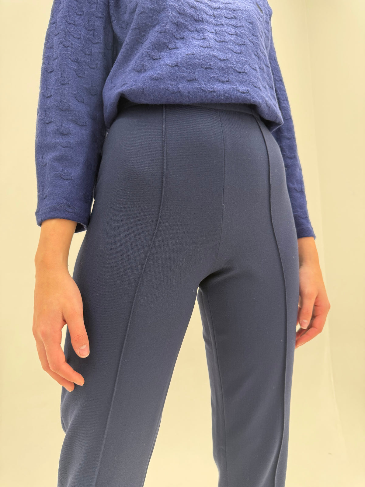 Pantaloni țigaretă luxury Les Copains cu talie extrem de înaltă și solduri generoase din lana extrafina confort