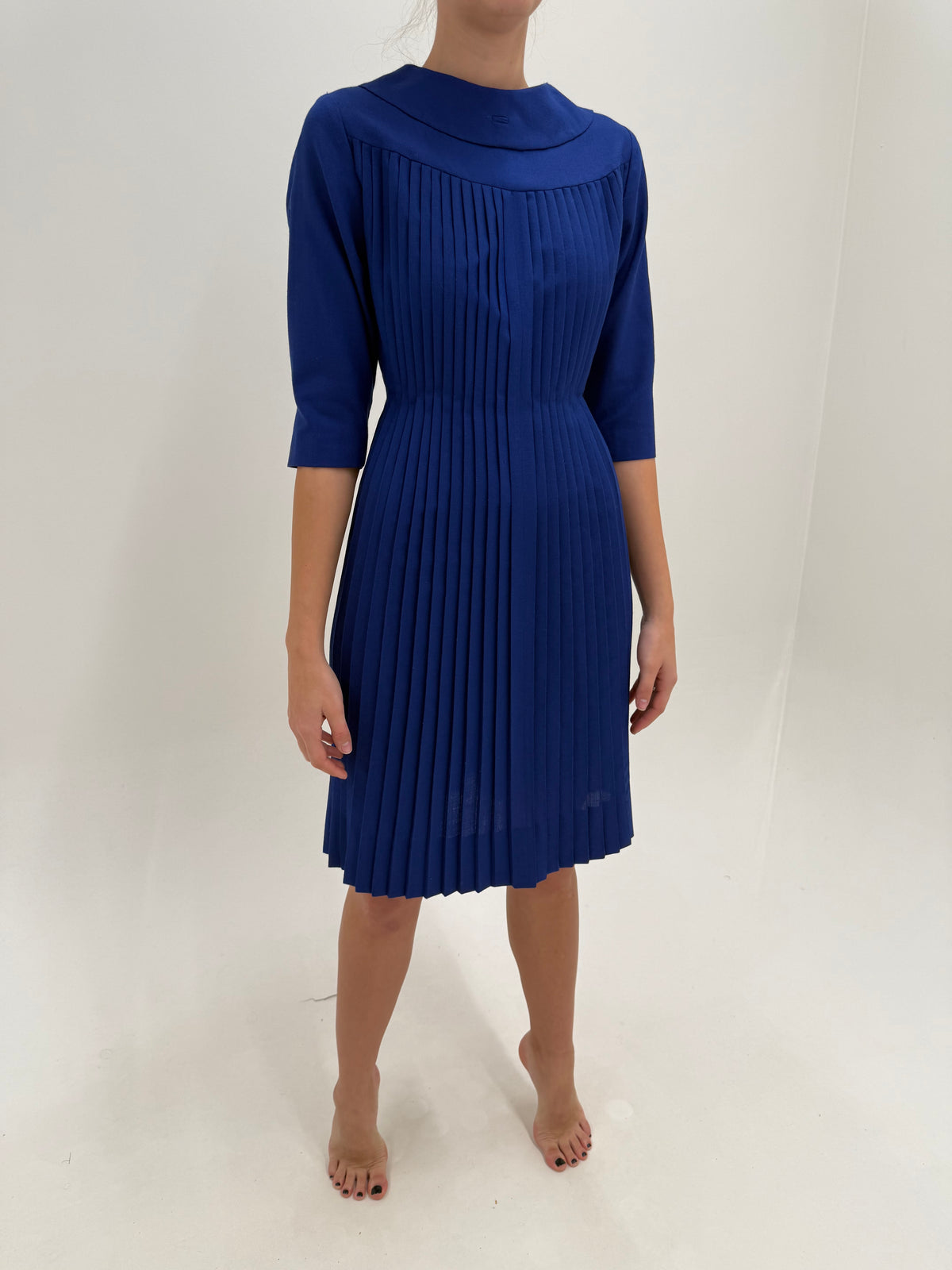 Rochie old vintage anii ’60 Royal Blue cu plisare arhitecturală și talie sculptată din lana extrafina