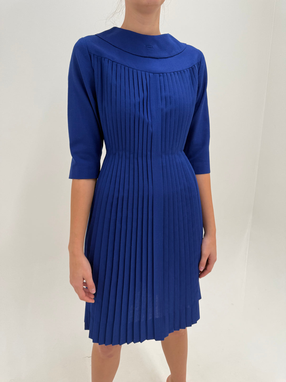 Rochie old vintage anii ’60 Royal Blue cu plisare arhitecturală și talie sculptată din lana extrafina