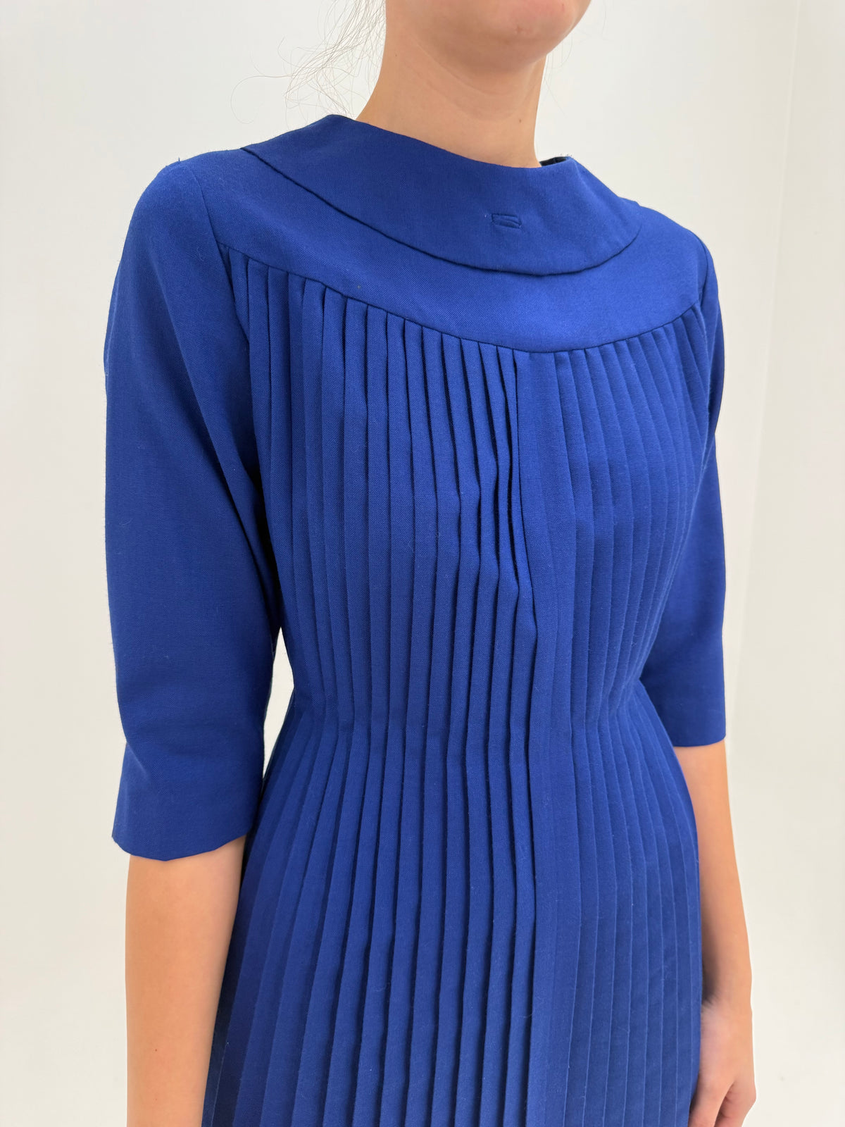 Rochie old vintage anii ’60 Royal Blue cu plisare arhitecturală și talie sculptată din lana extrafina