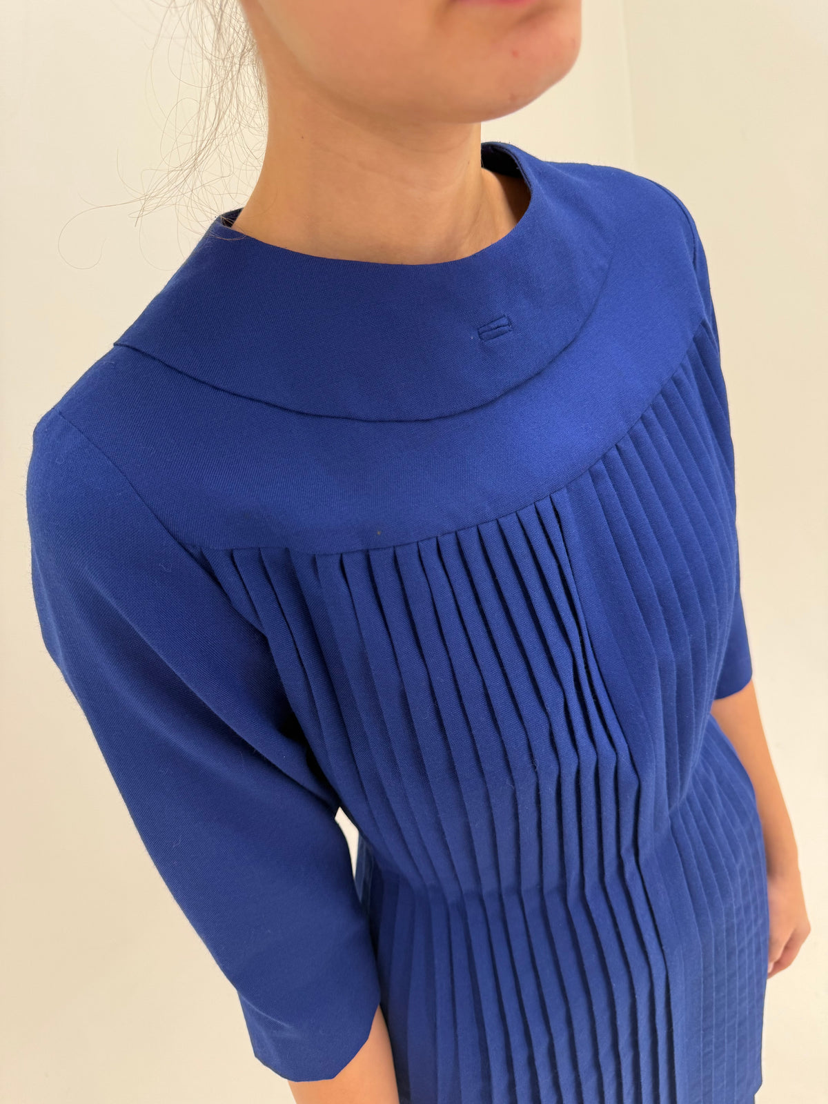 Rochie old vintage anii ’60 Royal Blue cu plisare arhitecturală și talie sculptată din lana extrafina