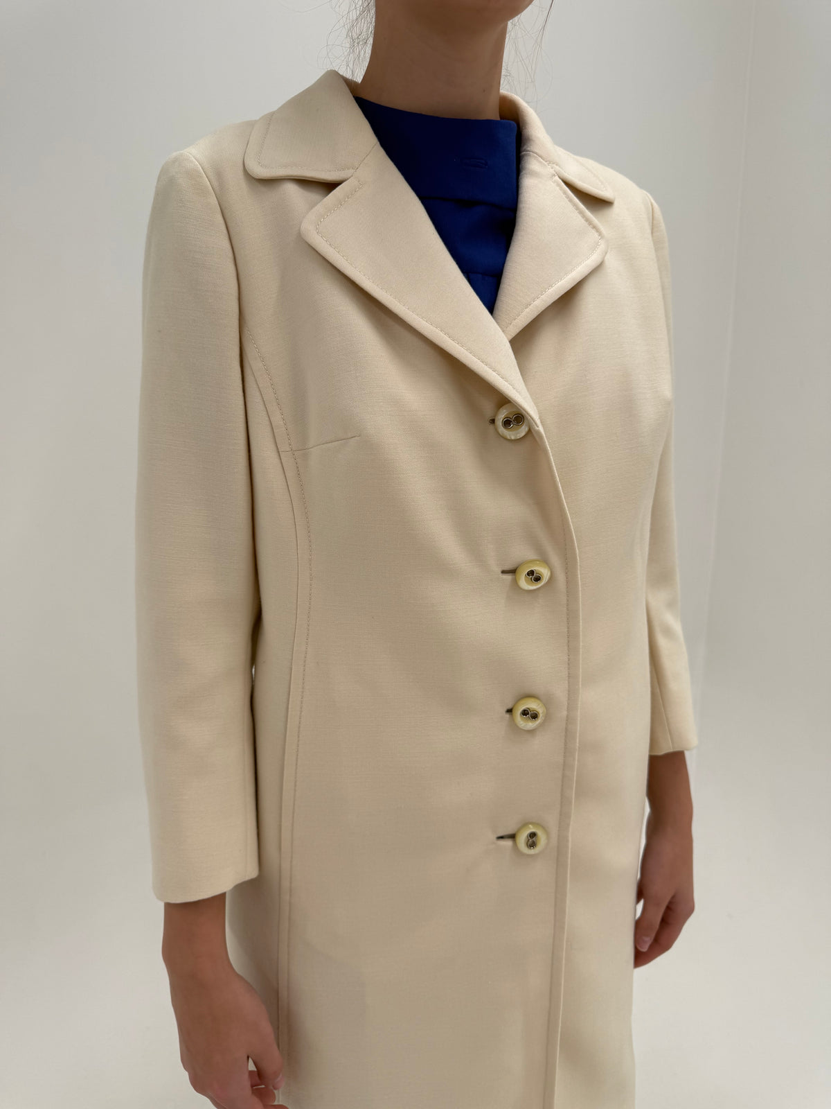 Palton petite old vintage ani 60 târzii din wool crêpe excepțional butter white