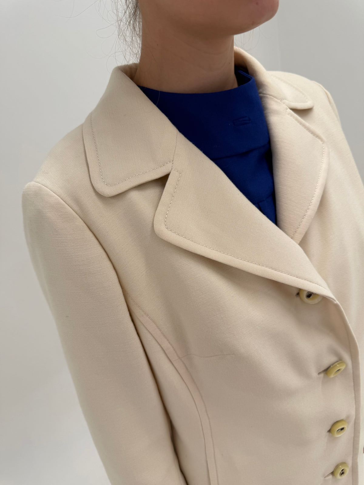 Palton petite old vintage ani 60 târzii din wool crêpe excepțional butter white