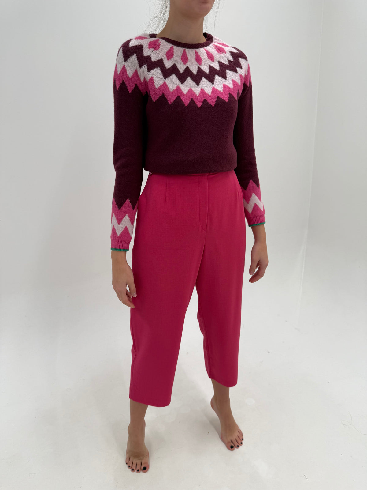 Pantaloni dark pink petite  din lana extrafina cu talie extrem de înaltă și solduri generoase