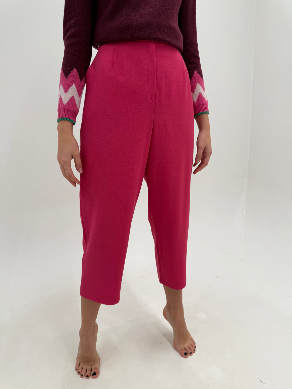 Pantaloni dark pink petite  din lana extrafina cu talie extrem de înaltă și solduri generoase