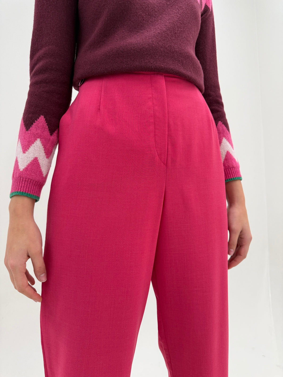 Pantaloni dark pink petite  din lana extrafina cu talie extrem de înaltă și solduri generoase