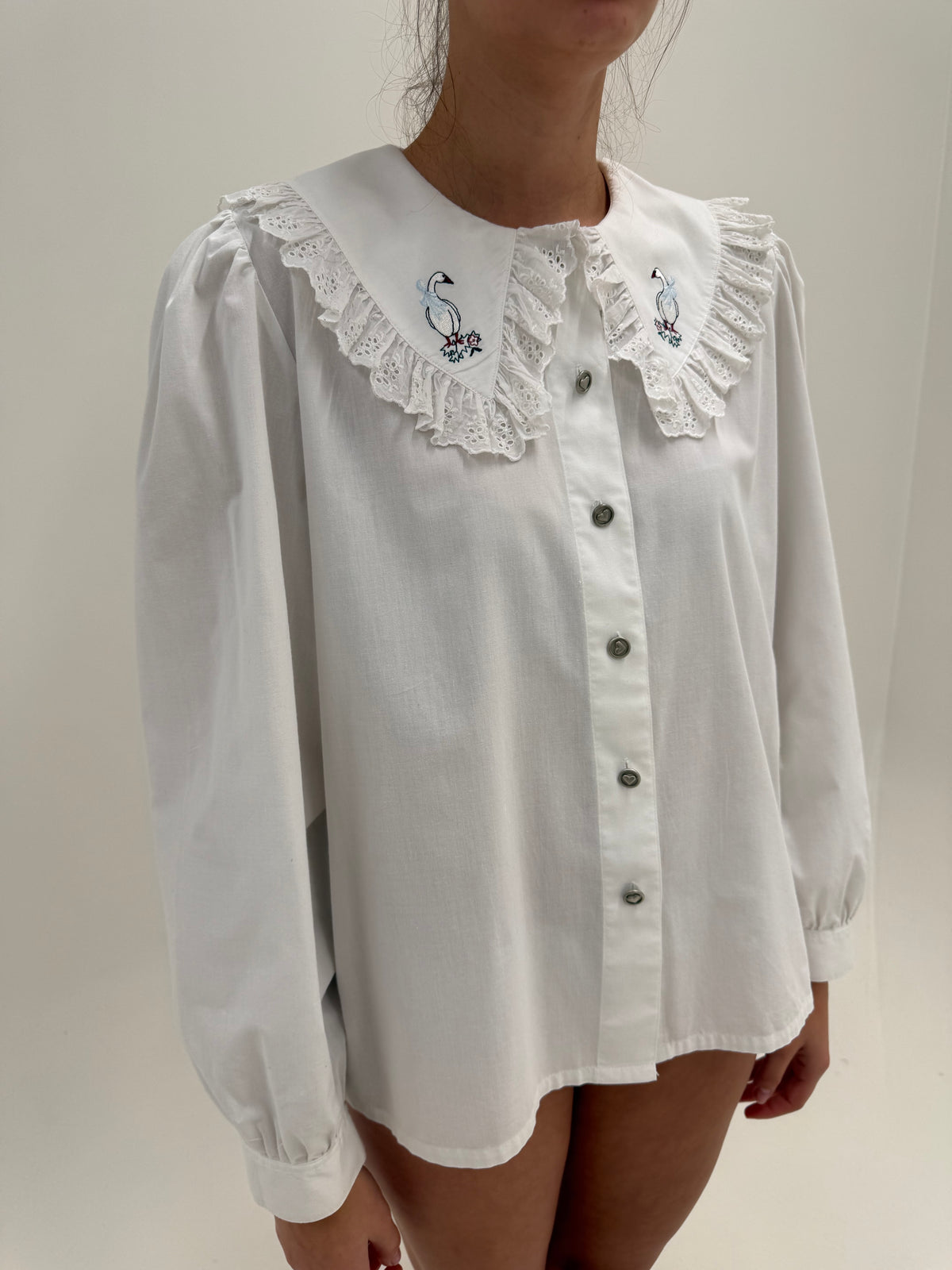 Cămașa vintage cu guler supradimensionat cu broderie anglaise