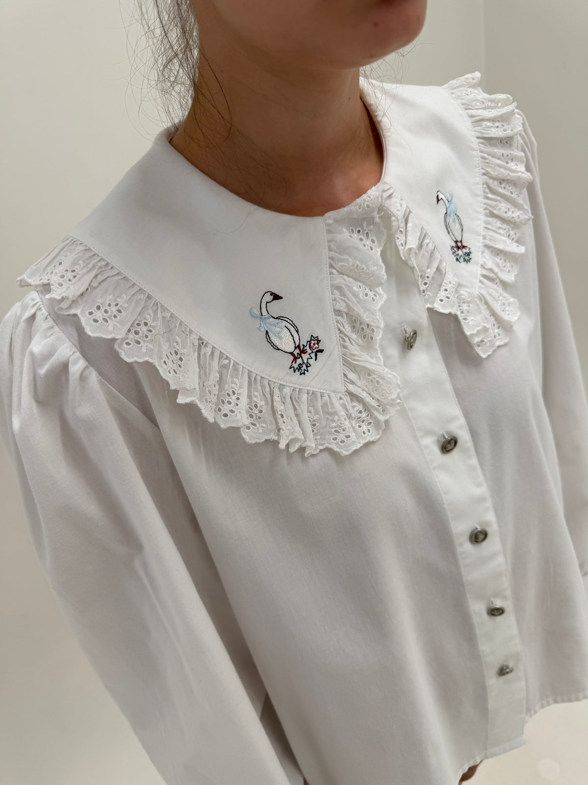 Cămașa vintage cu guler supradimensionat cu broderie anglaise