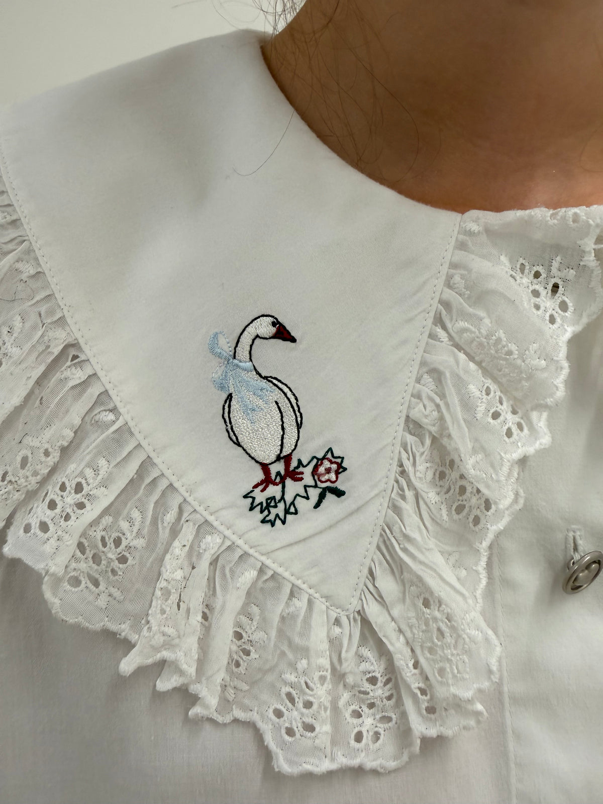 Cămașa vintage cu guler supradimensionat cu broderie anglaise