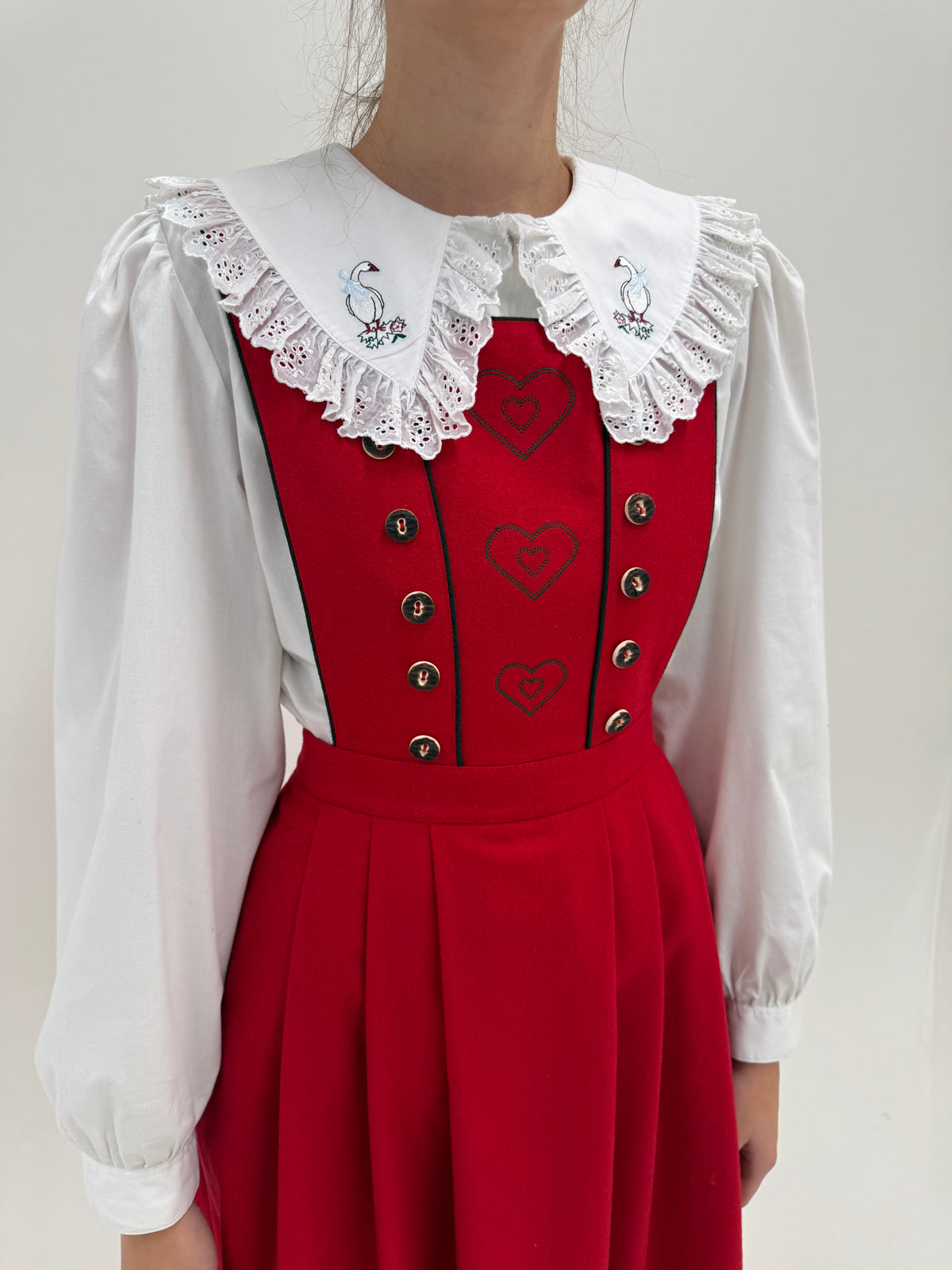 Cămașa vintage cu guler supradimensionat cu broderie anglaise