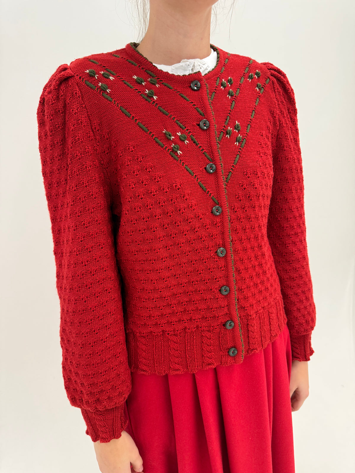 Cardigan vintage bijuterie gros lucrat manual din lana extrafina