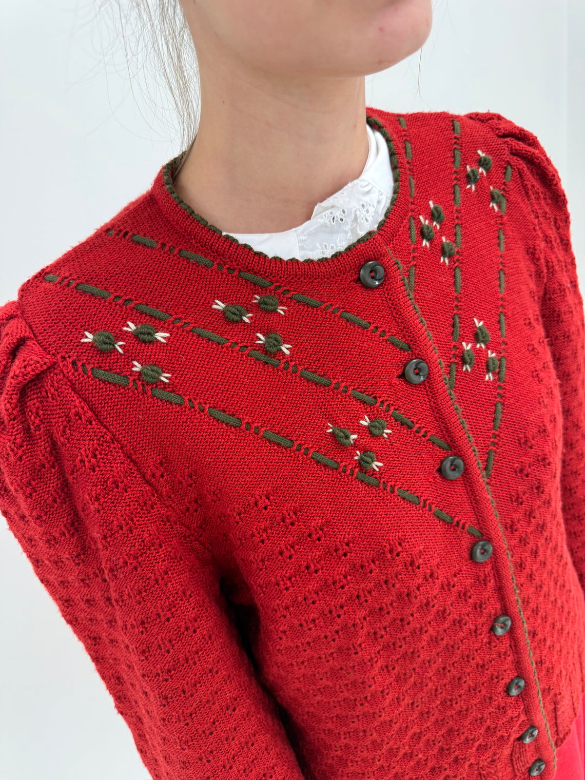 Cardigan vintage bijuterie gros lucrat manual din lana extrafina
