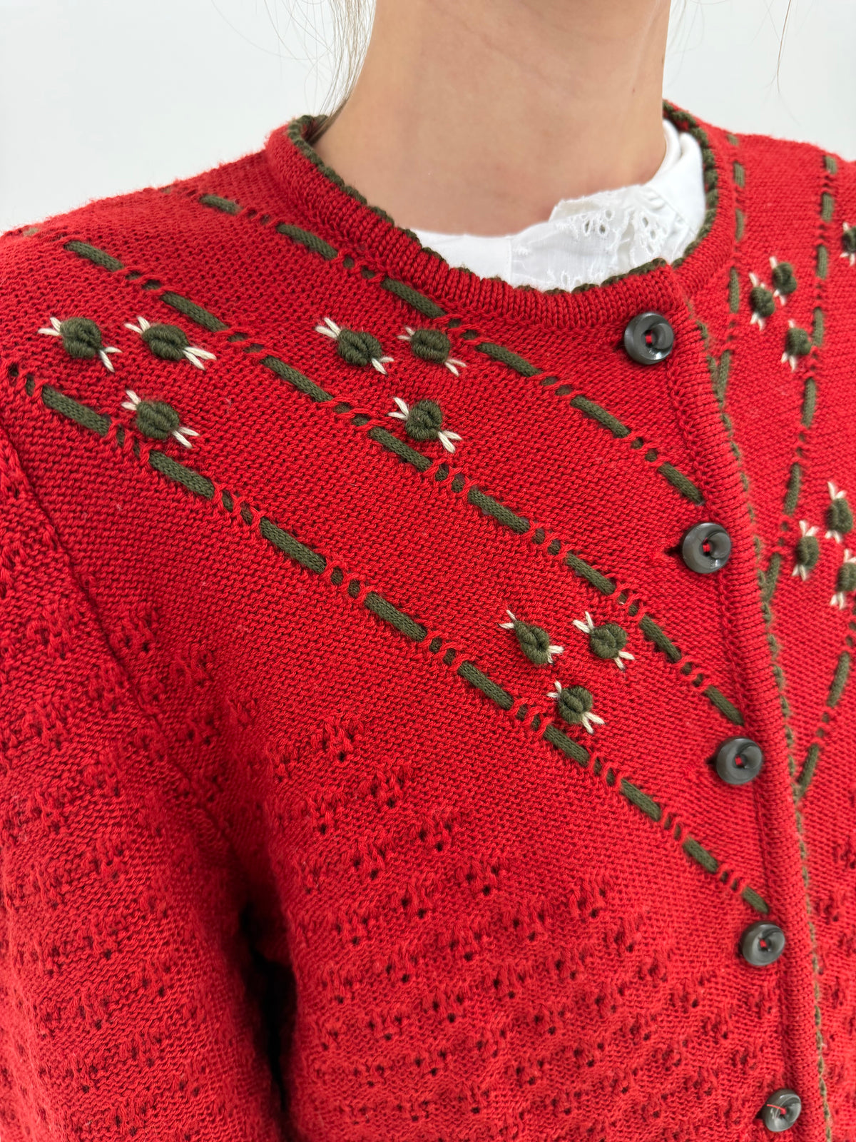 Cardigan vintage bijuterie gros lucrat manual din lana extrafina