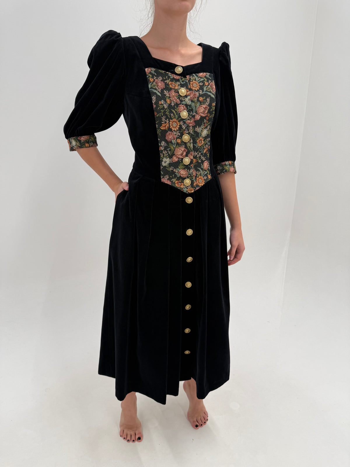 Rochie maxi cu corsaj și buzunare din catifea și brocart și nasturi aurii metalici