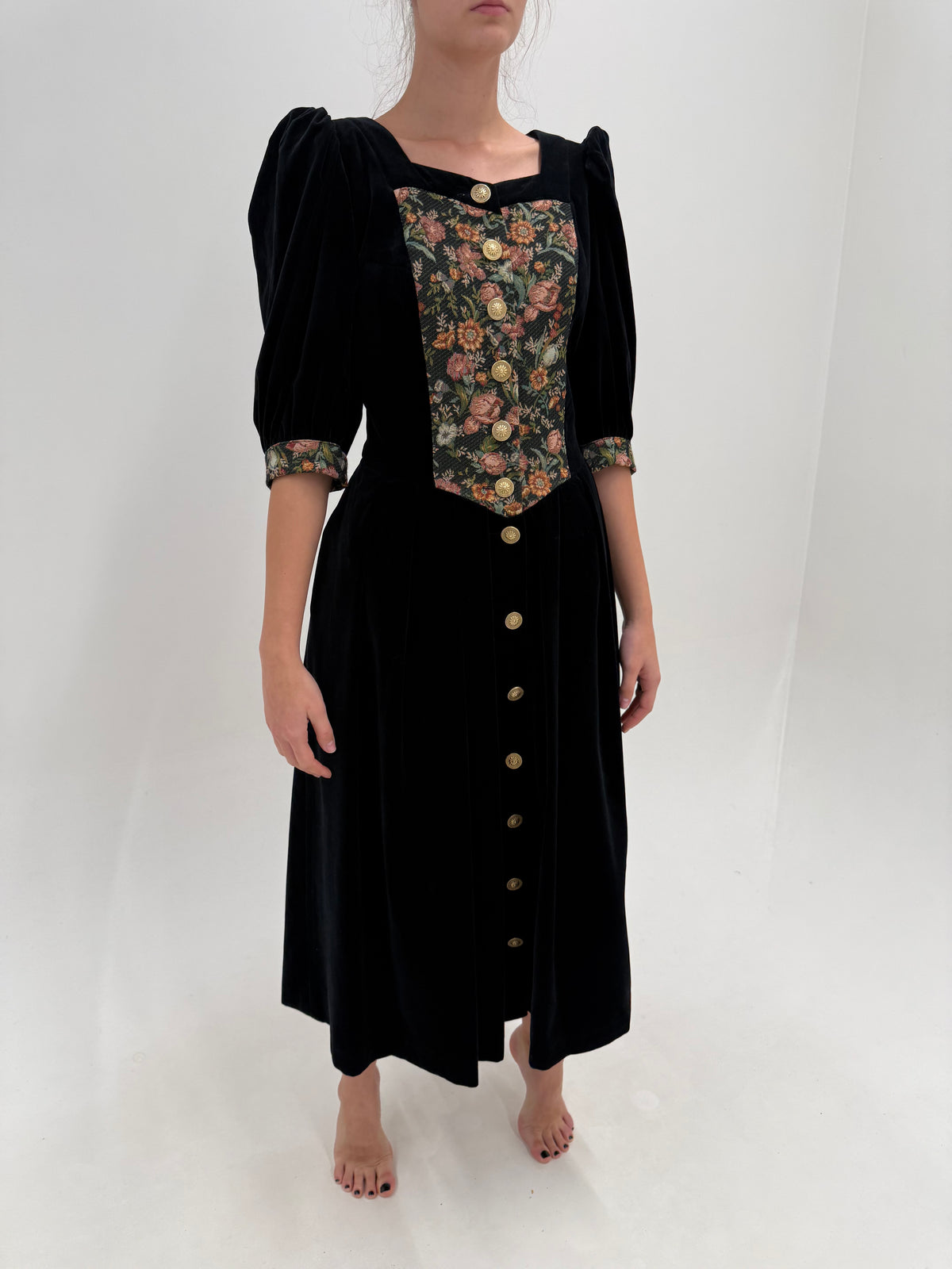 Rochie maxi cu corsaj și buzunare din catifea și brocart și nasturi aurii metalici