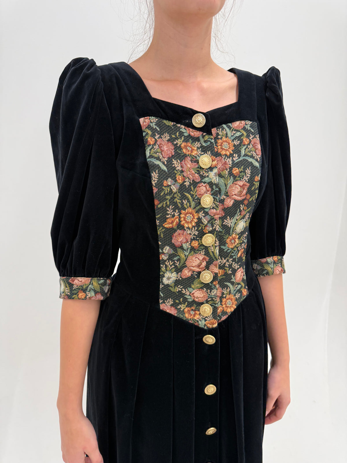 Rochie maxi cu corsaj și buzunare din catifea și brocart și nasturi aurii metalici