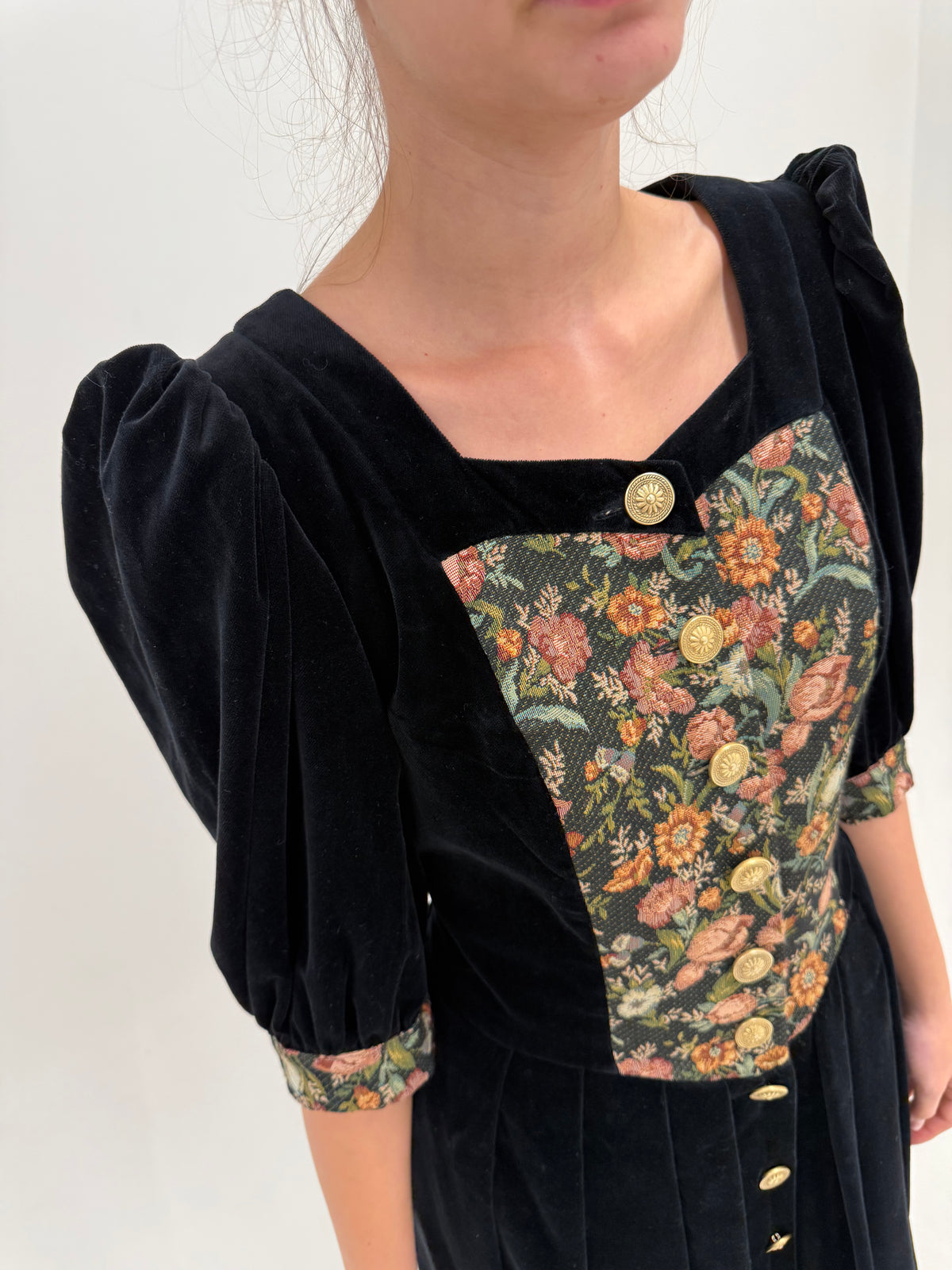 Rochie maxi cu corsaj și buzunare din catifea și brocart și nasturi aurii metalici
