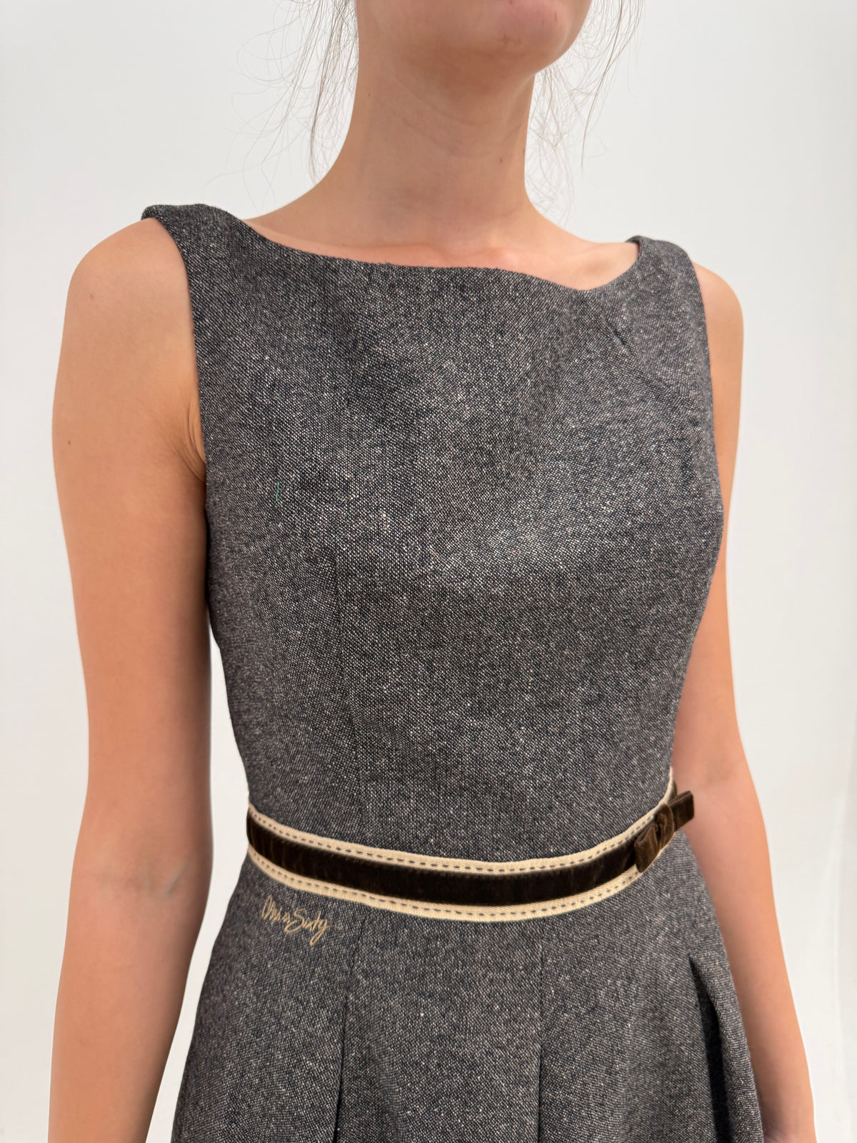 Rochie de brand premium vintage anii 2000 în croi reinterpretat de ani 50 din lana extrafina sare și piper