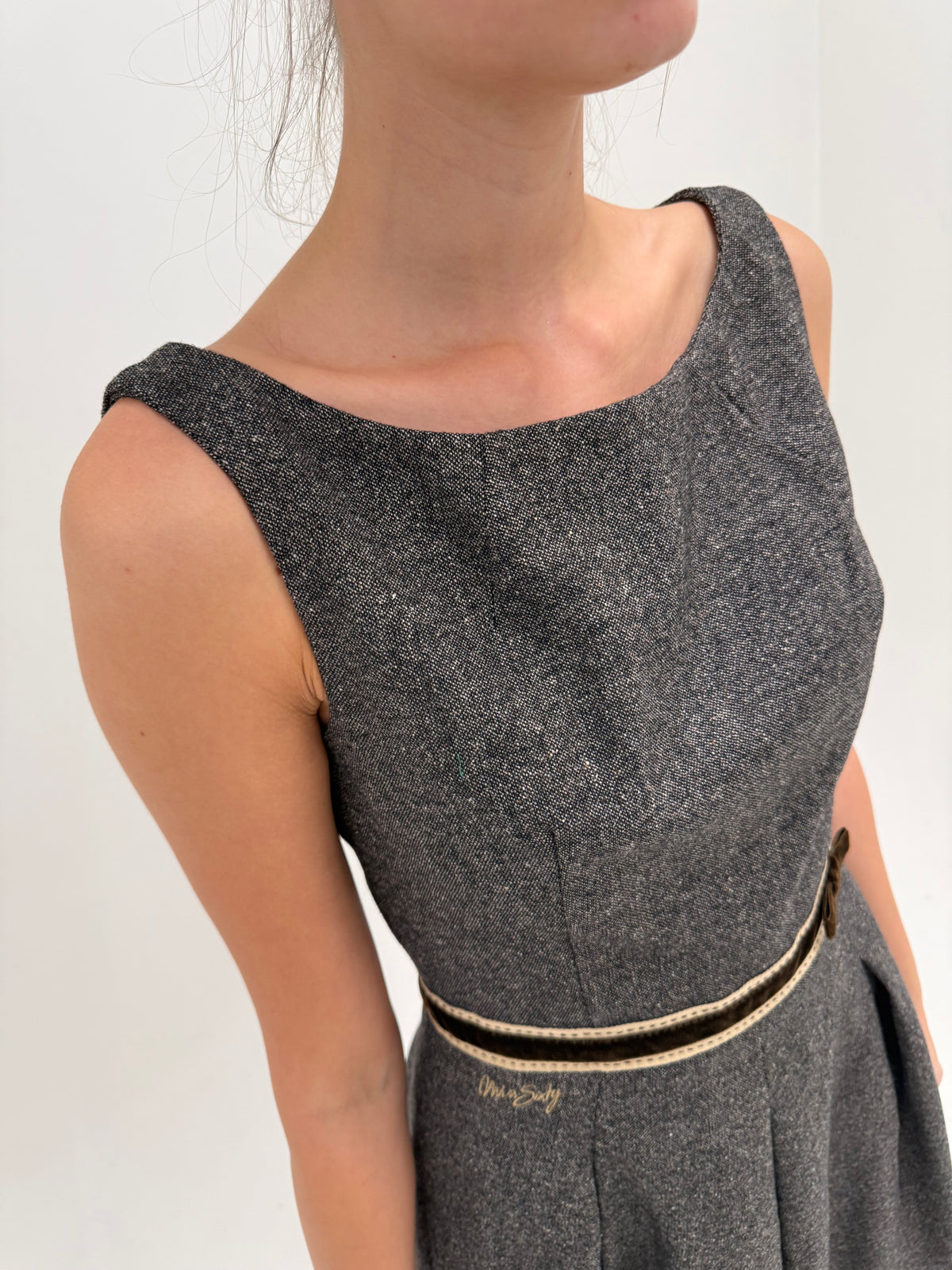 Rochie de brand premium vintage anii 2000 în croi reinterpretat de ani 50 din lana extrafina sare și piper