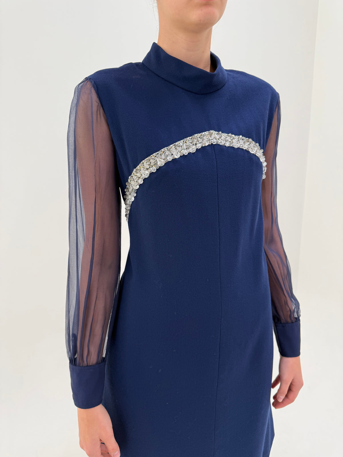 Rochie old vintage anii 60 din lana structurată cu mâneci din mătase naturală și aplicații manuale