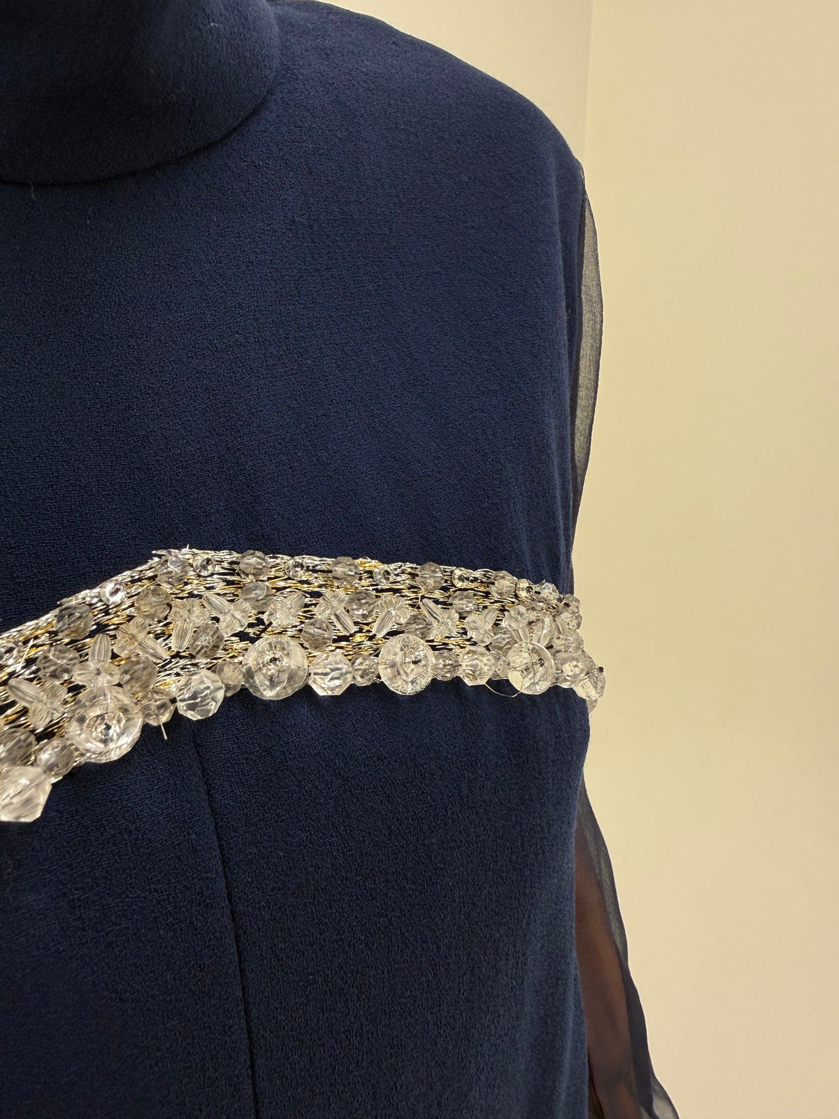 Rochie old vintage anii 60 din lana structurată cu mâneci din mătase naturală și aplicații manuale