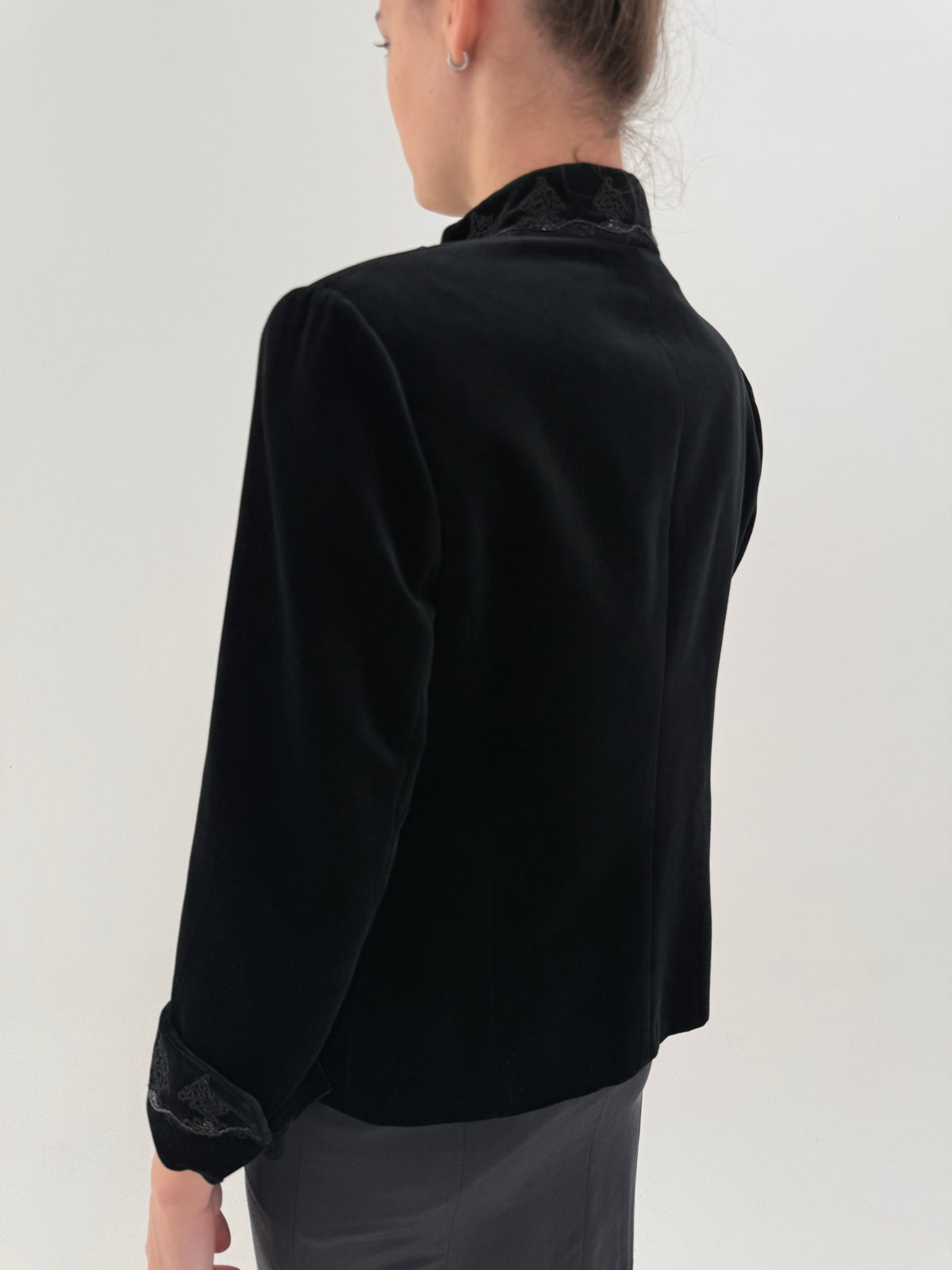 Sacou Blumarine din catifea neagră cambrat cu broderie