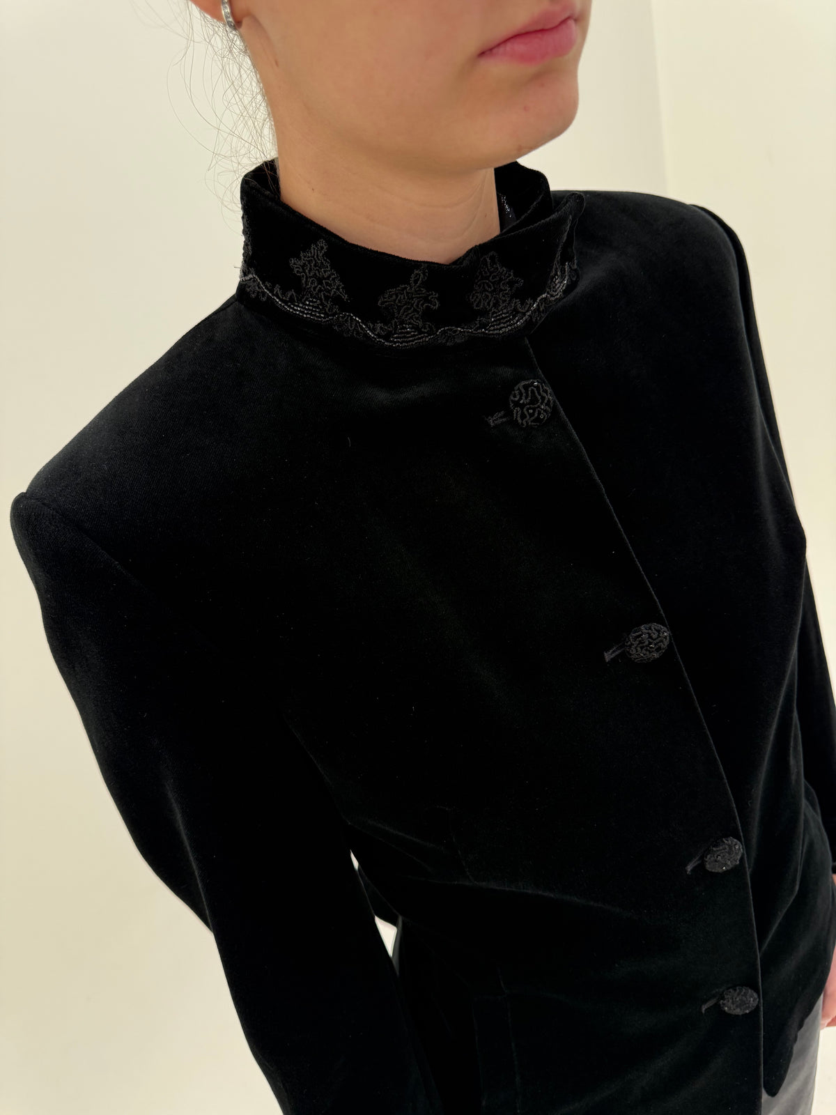 Sacou Blumarine din catifea neagră cambrat cu broderie
