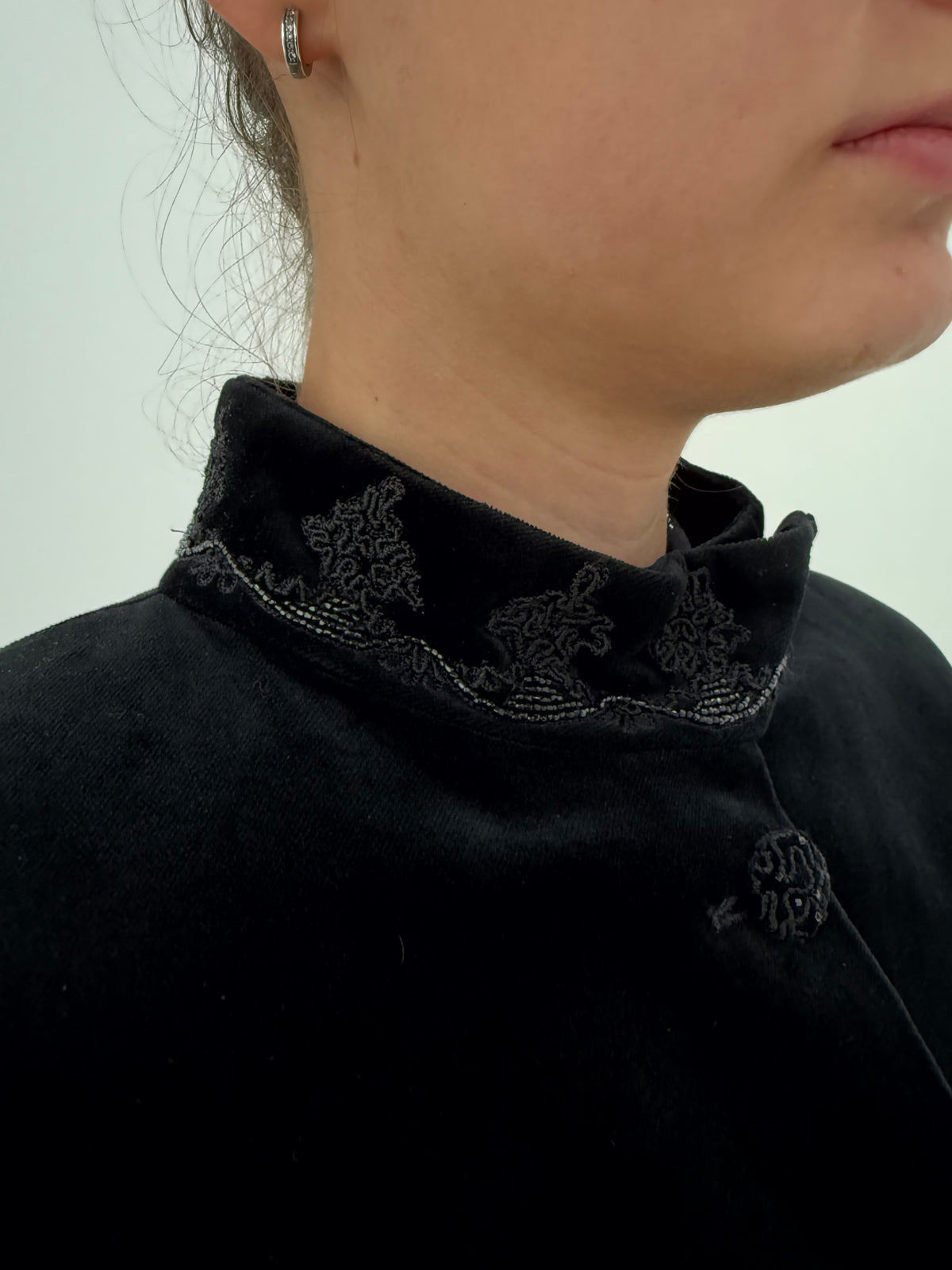 Sacou Blumarine din catifea neagră cambrat cu broderie