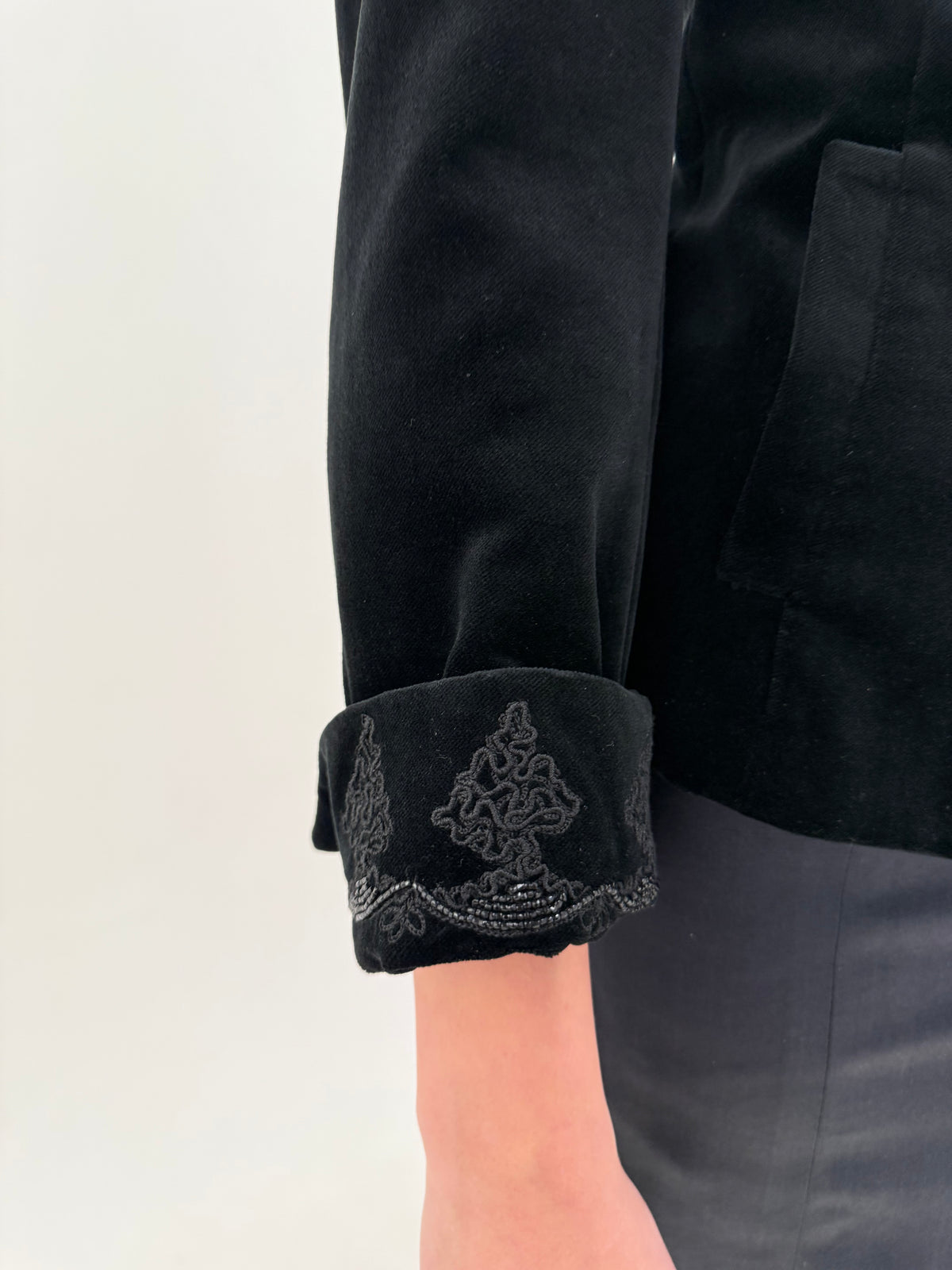 Sacou Blumarine din catifea neagră cambrat cu broderie