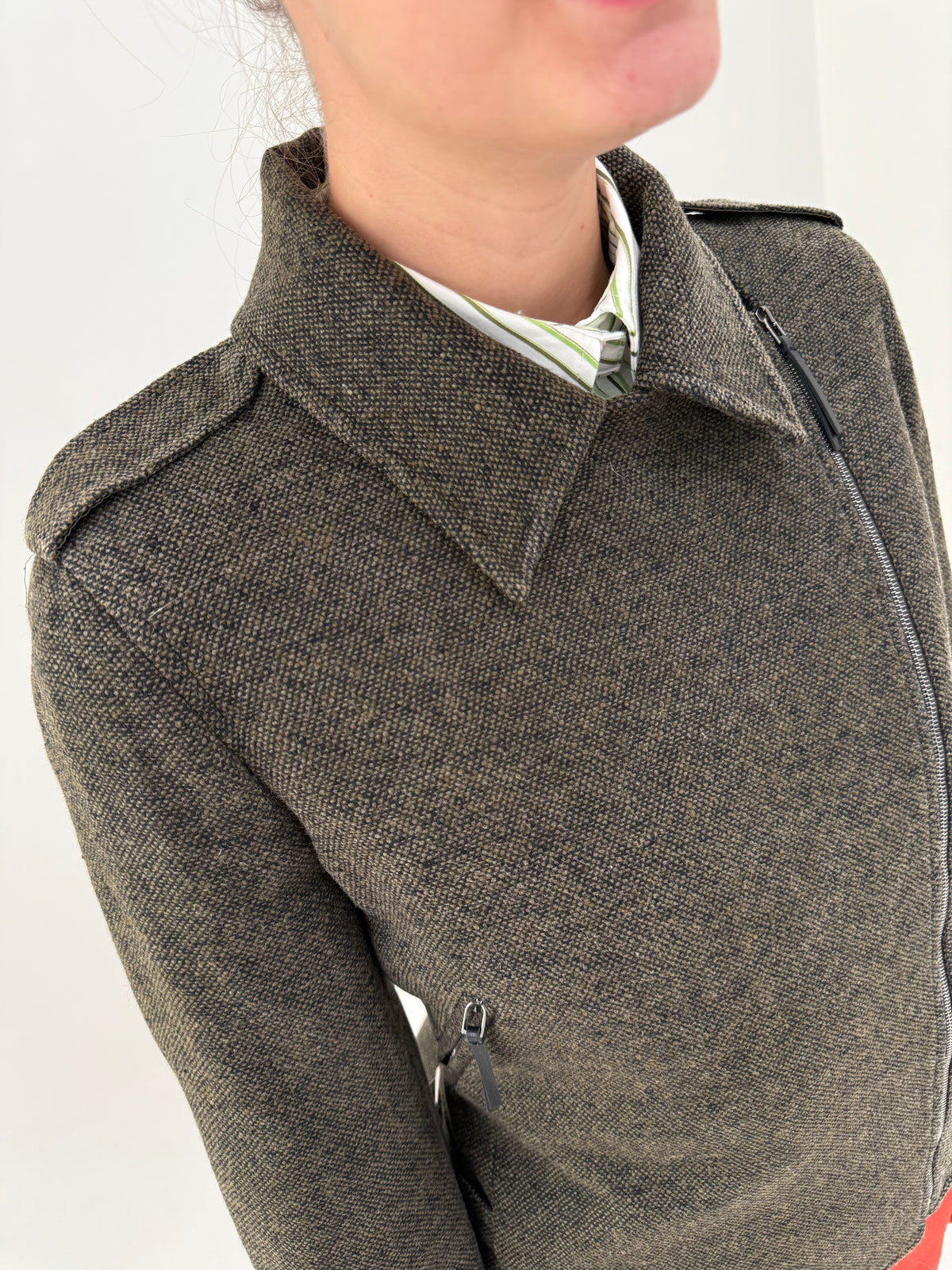 Jacheta Max Mara în stil biker din tweed Donegal de lana și mătase naturală camel și negru